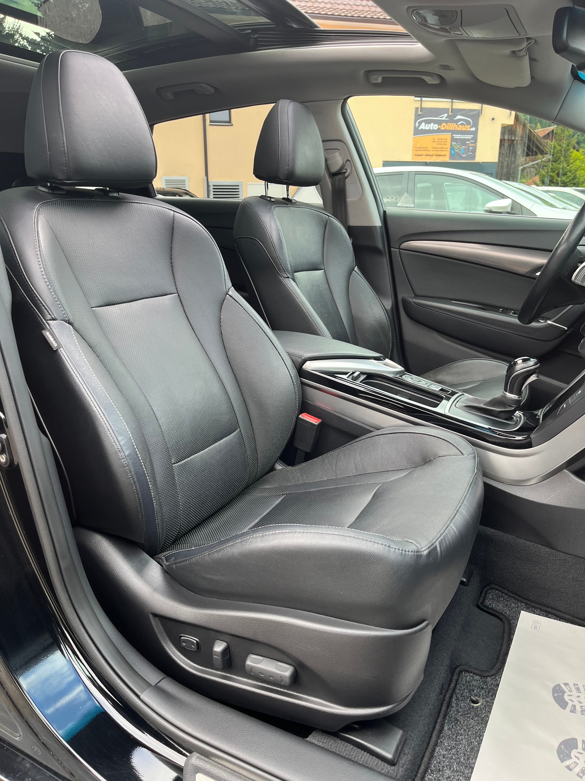 HYUNDAI i40 Wagon 2.0 GDi Premium Automatic / Frisch ab MFK & Service / 8-fach bereift / Vollausstattung-image-12