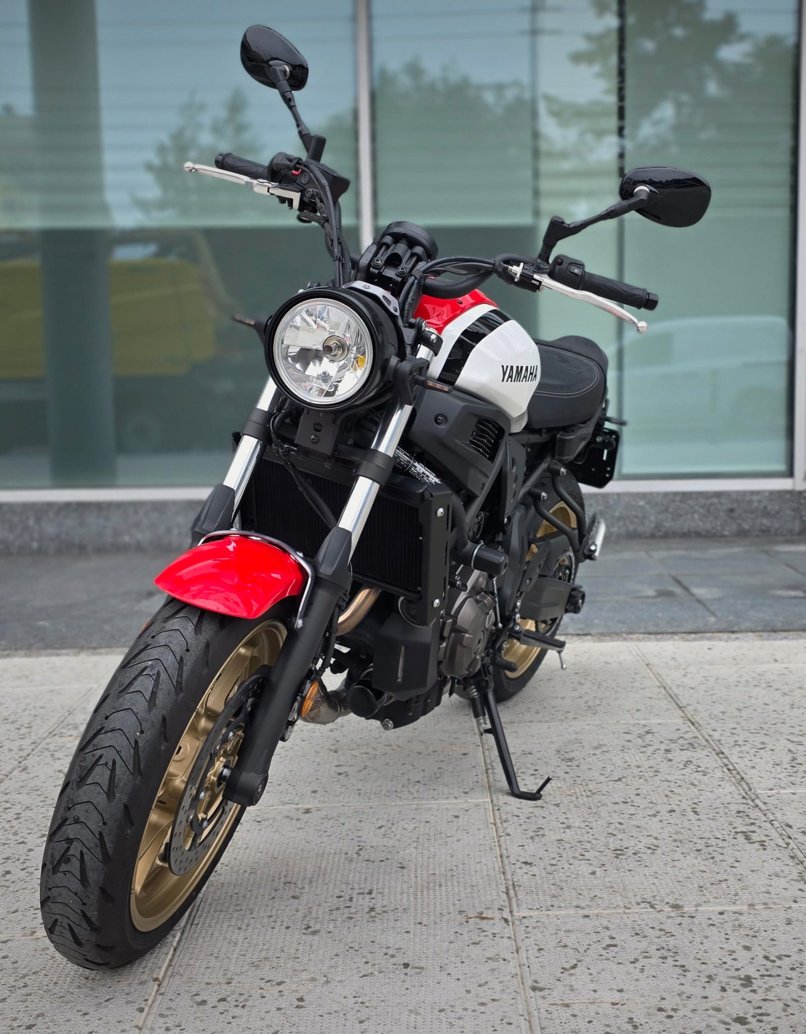 YAMAHA XSR 700-showroom-element-3