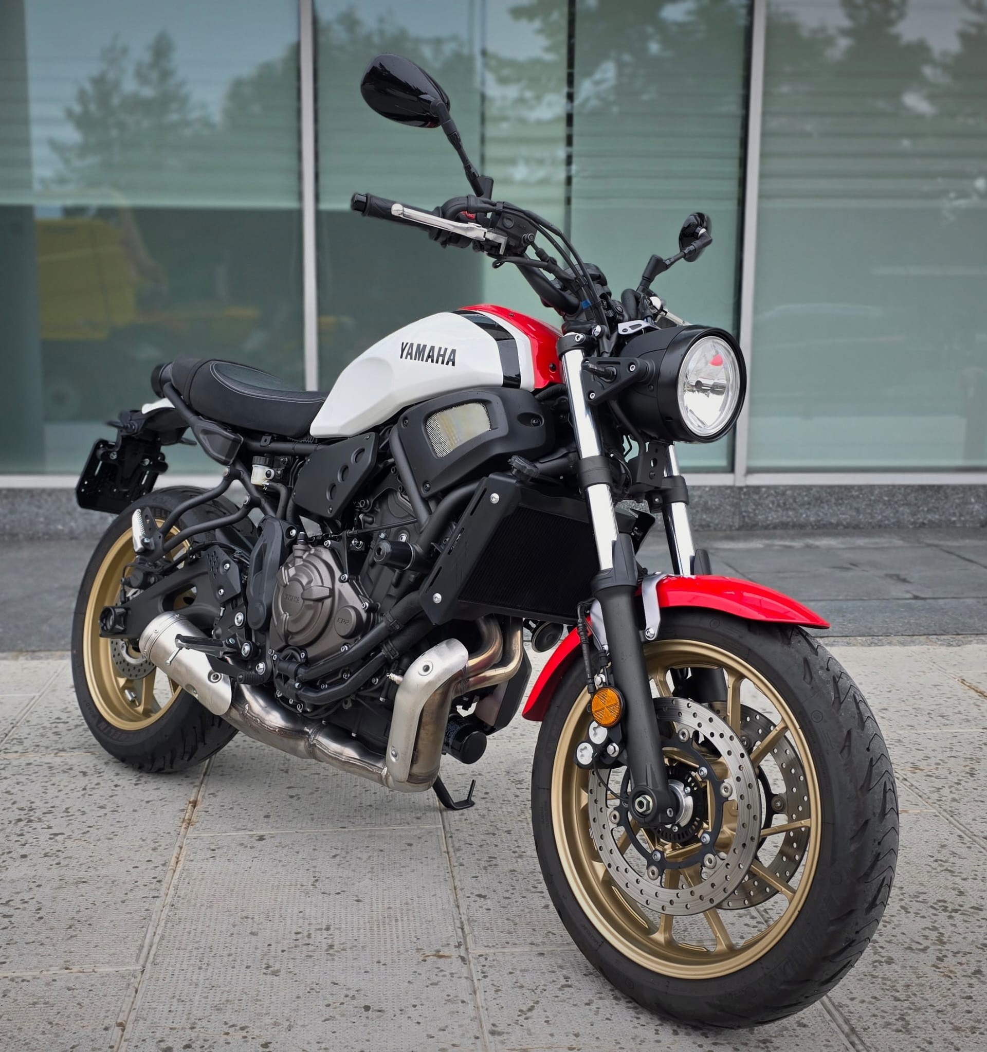 YAMAHA XSR 700-showroom-element-1
