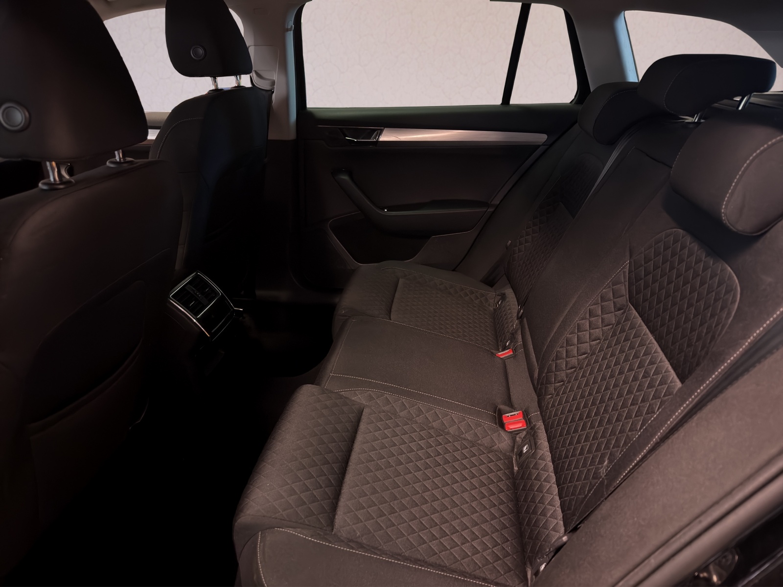 SKODA Superb Combi 2.0 TDi Ambition 4x4 DSG-image-9
