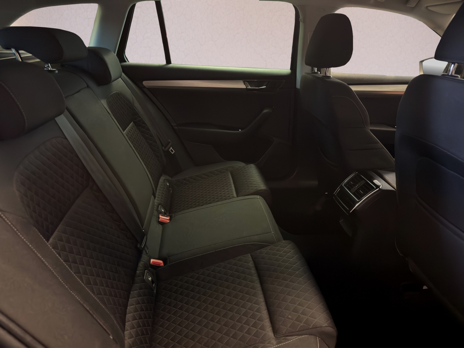 SKODA Superb Combi 2.0 TDi Ambition 4x4 DSG-image-11