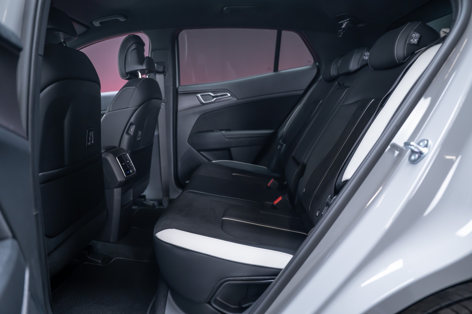 KIA Sportage 1.6T-GDi PHEV Style 4x4 A / Sitz & Lenkradheizung / Navi / Rückfahrkamera-image-18