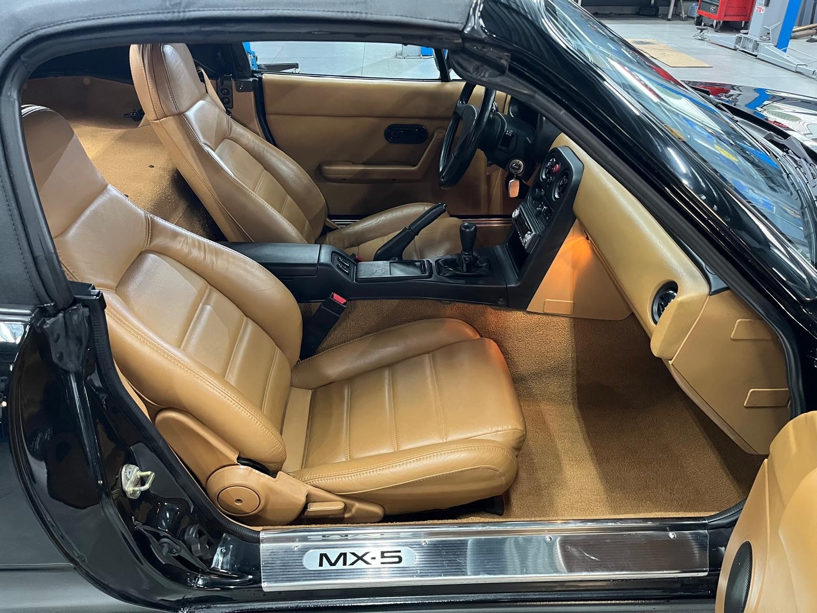 MAZDA MX-5 1.6i-16-image-9