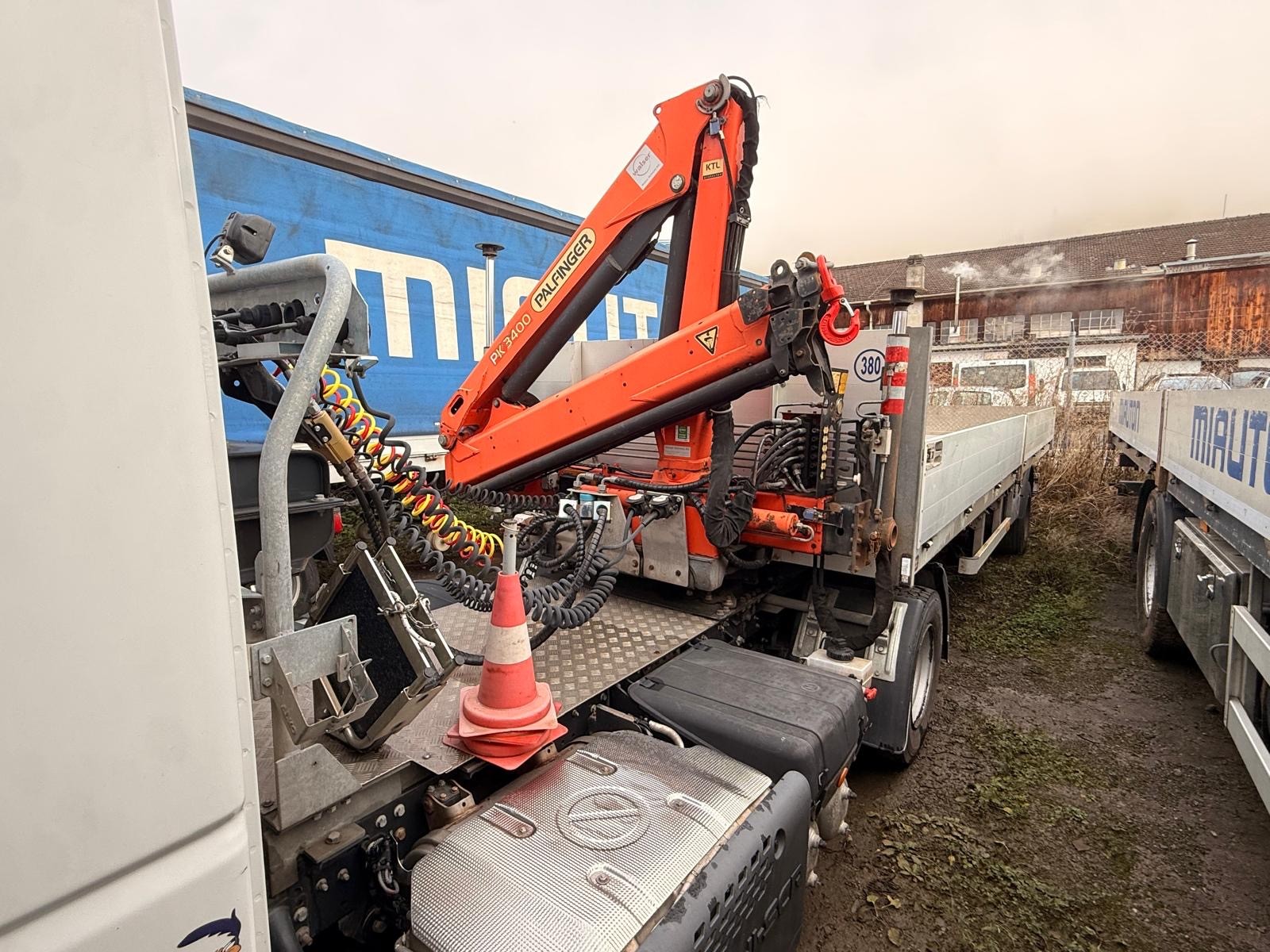 IVECO 80E22 Eurocargo semi-remorque + Grue PK 3400-image-9