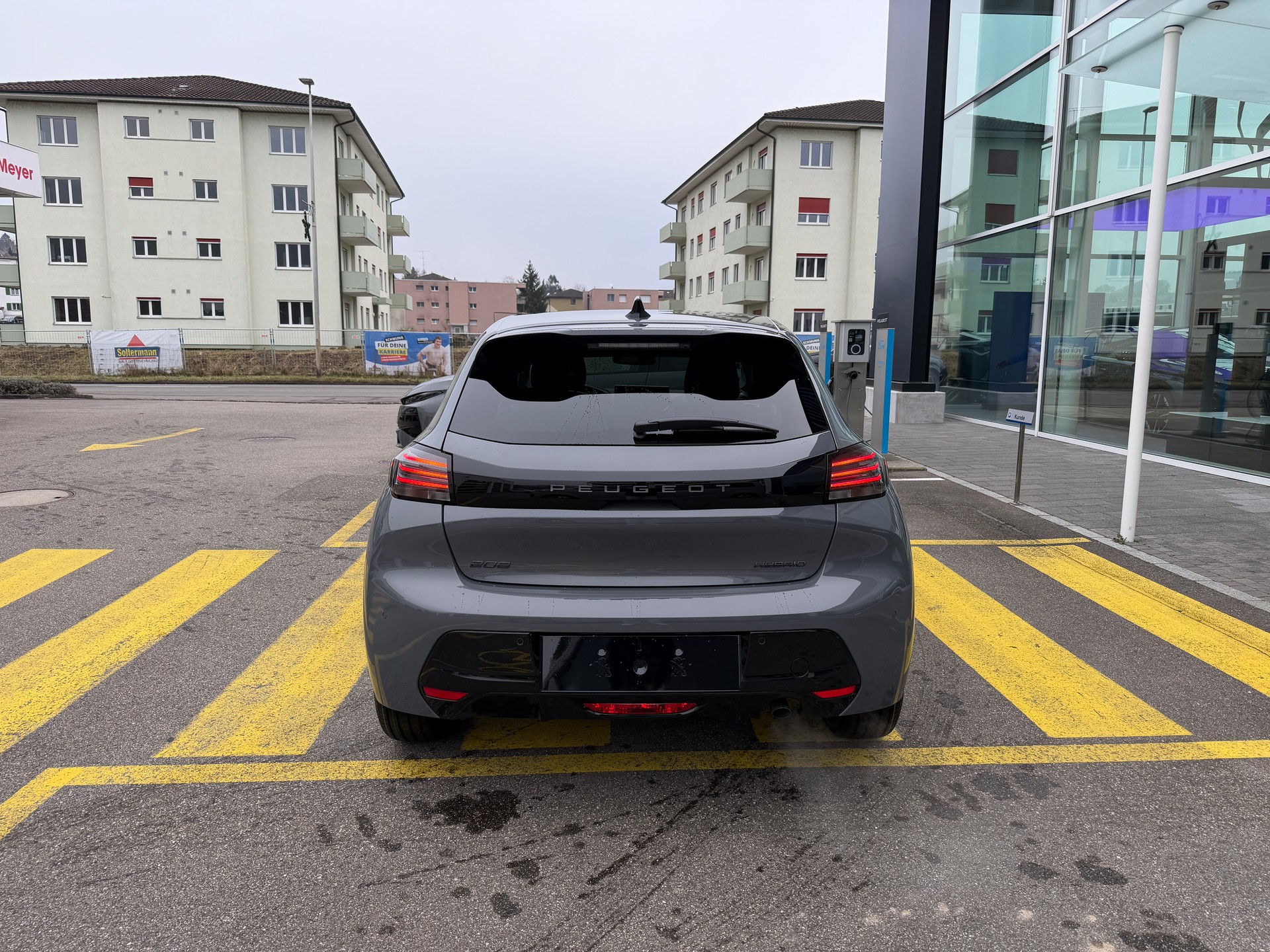 PEUGEOT 208 1.2 MHEV 110 Allure Premium-image-2