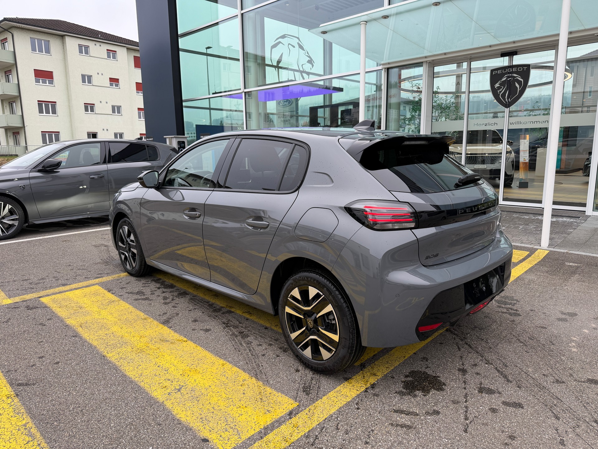 PEUGEOT 208 1.2 MHEV 110 Allure Premium-image-1