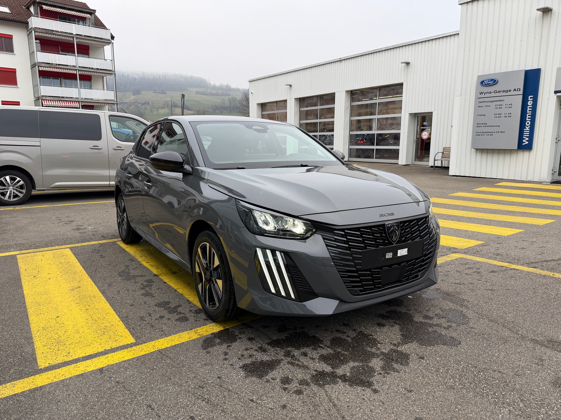 PEUGEOT 208 1.2 MHEV 110 Allure Premium-image-5