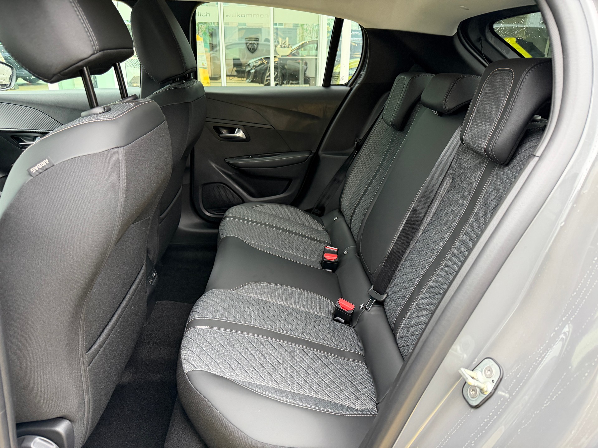 PEUGEOT 208 1.2 MHEV 110 Allure Premium-image-10
