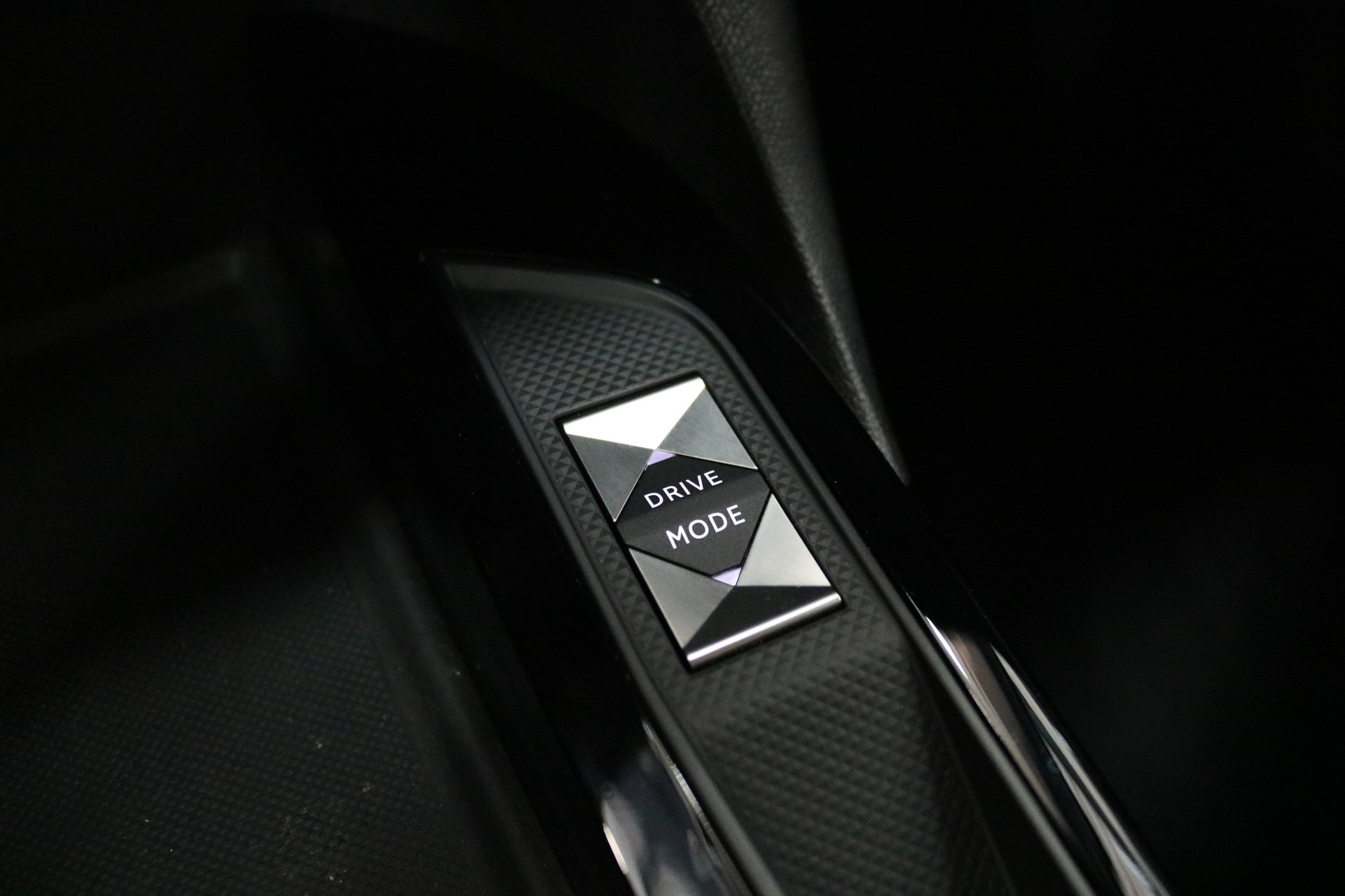 DS AUTOMOBILES DS 3 Crossback 1.2 PureTech SO Chic EAT8-image-28