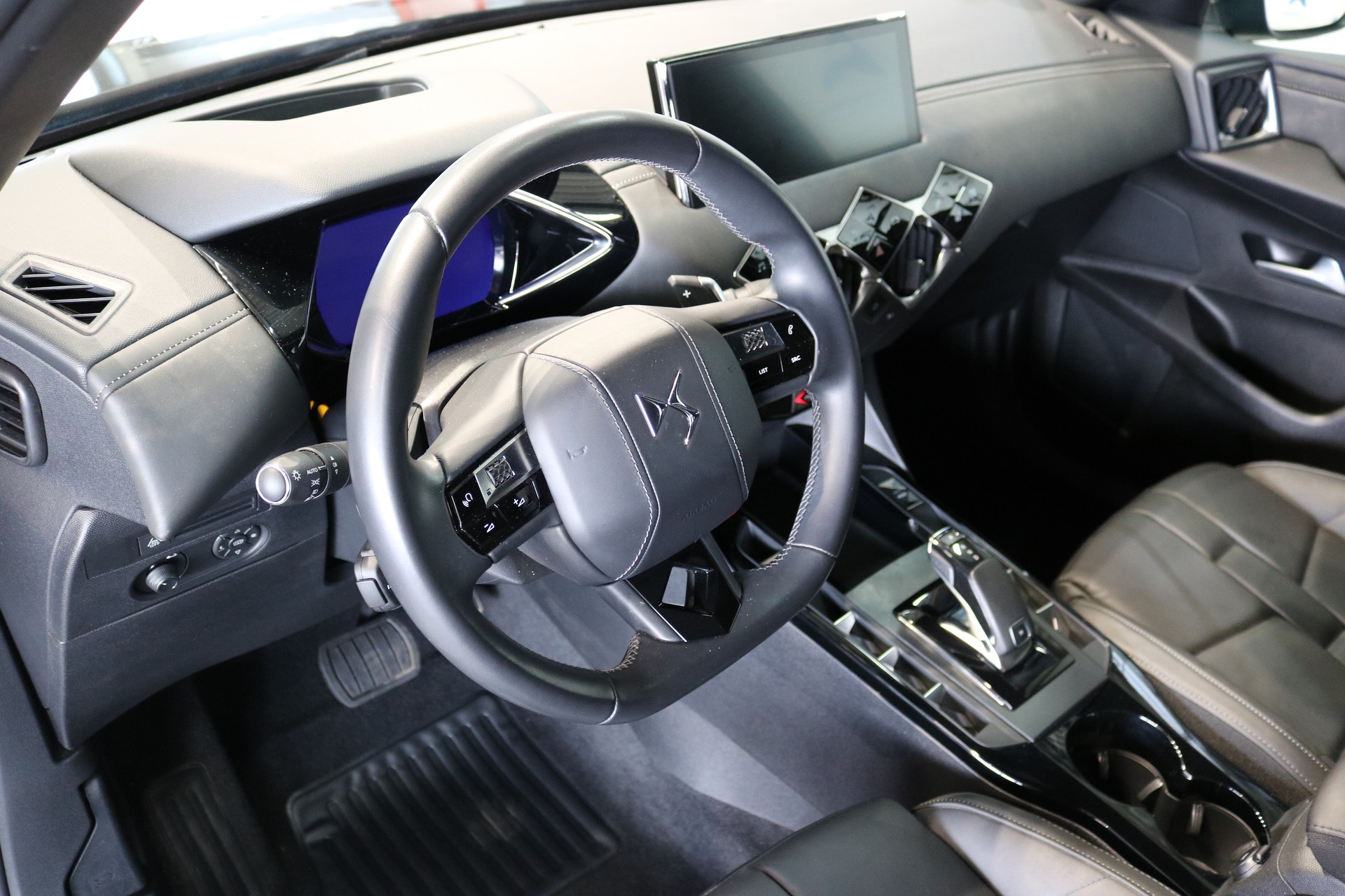 DS AUTOMOBILES DS 3 Crossback 1.2 PureTech SO Chic EAT8-showroom-element-2