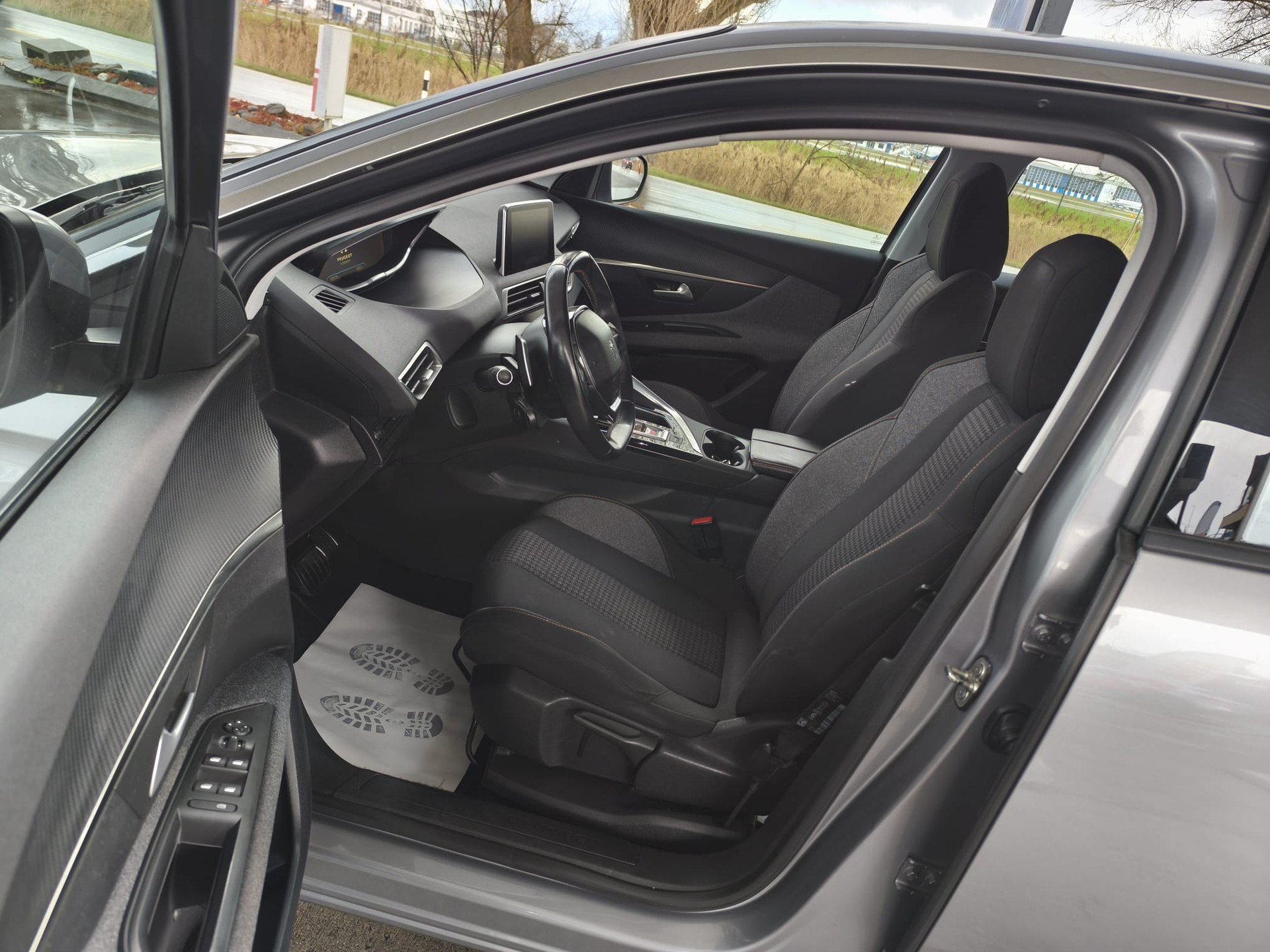 PEUGEOT 3008 1.2 PureTech Allure EAT-image-15