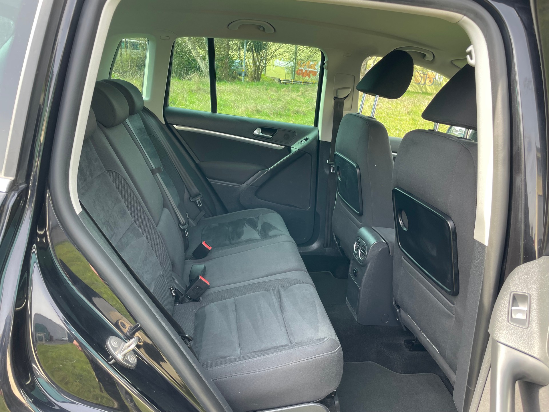 VW Tiguan 2.0 TDI BlueMotion 65th Edition 4Motion DSG-image-8