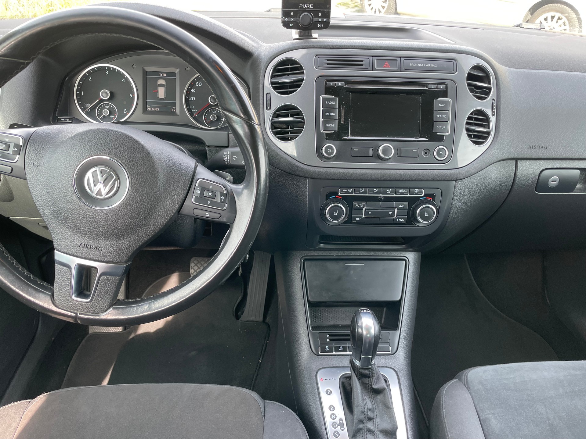 VW Tiguan 2.0 TDI BlueMotion 65th Edition 4Motion DSG-image-10