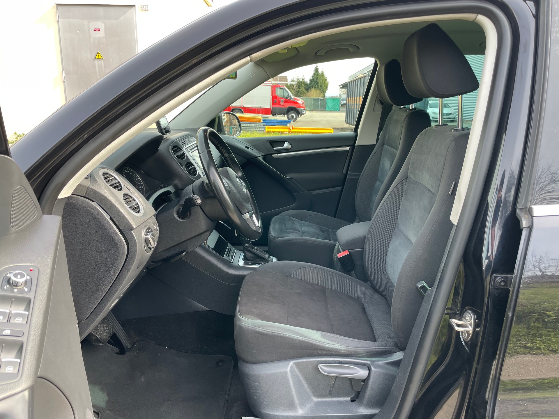 VW Tiguan 2.0 TDI BlueMotion 65th Edition 4Motion DSG-image-6