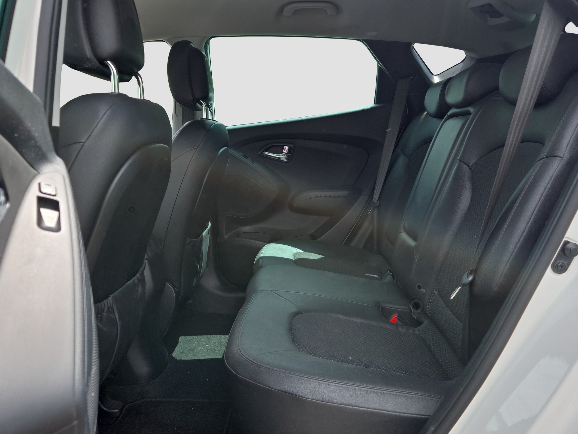 HYUNDAI iX 35 2.0 CRDi Premium 4WD Automatic-image-12