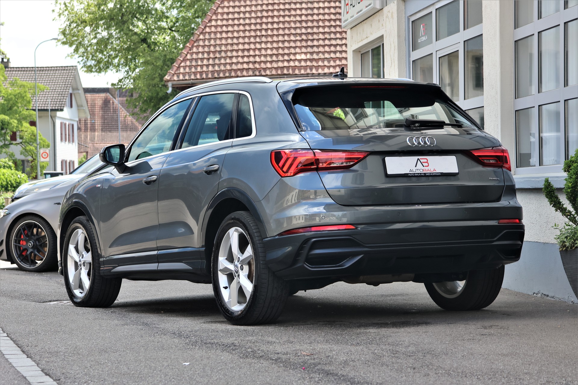 AUDI Q3 40 TDI S line quattro S-tronic (CH)-showroom-element-2