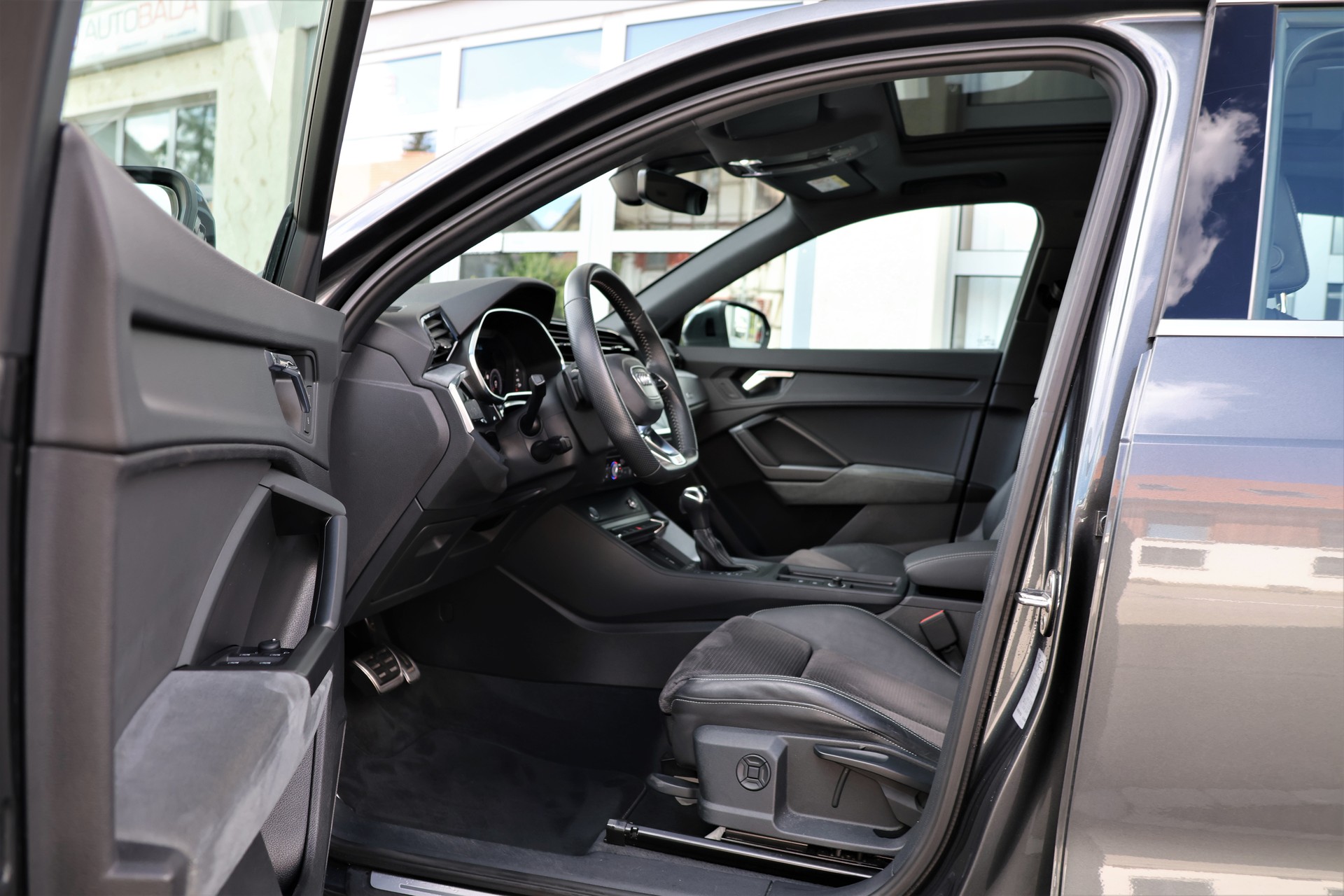 AUDI Q3 40 TDI S line quattro S-tronic (CH)-image-9