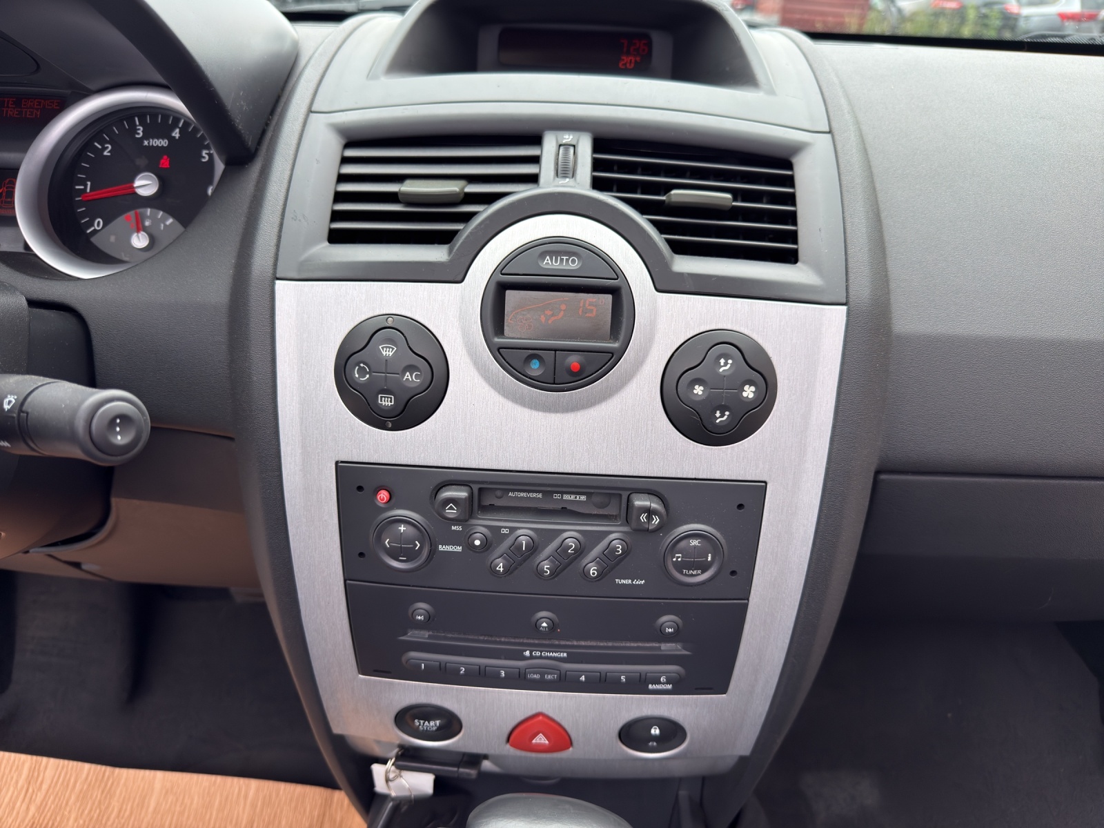 RENAULT Mégane C-C 2.0 16V Dynamique Confort-image-14