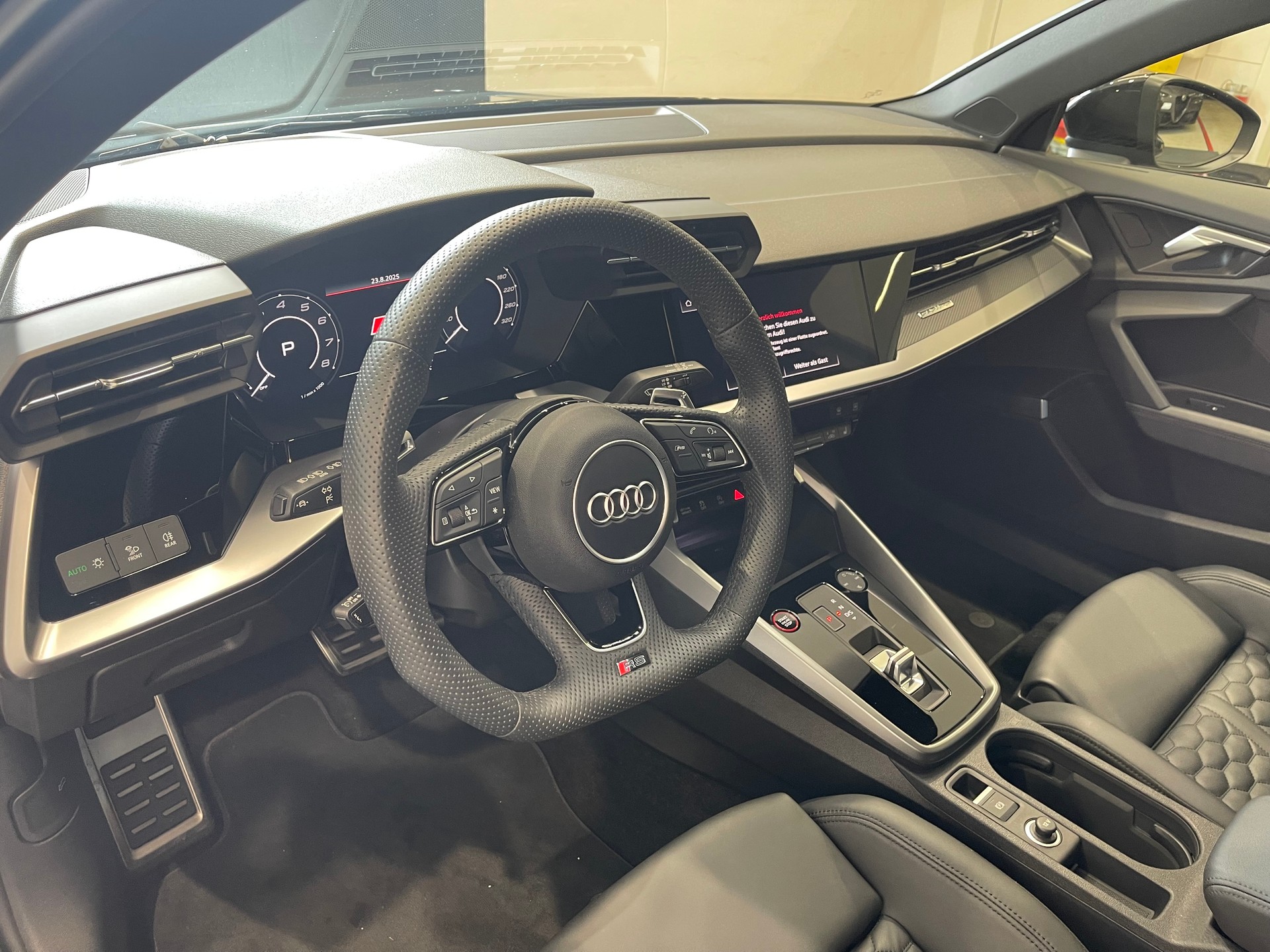 AUDI RS3 Sportback 2.5 TSI quattro S-tronic-image-8