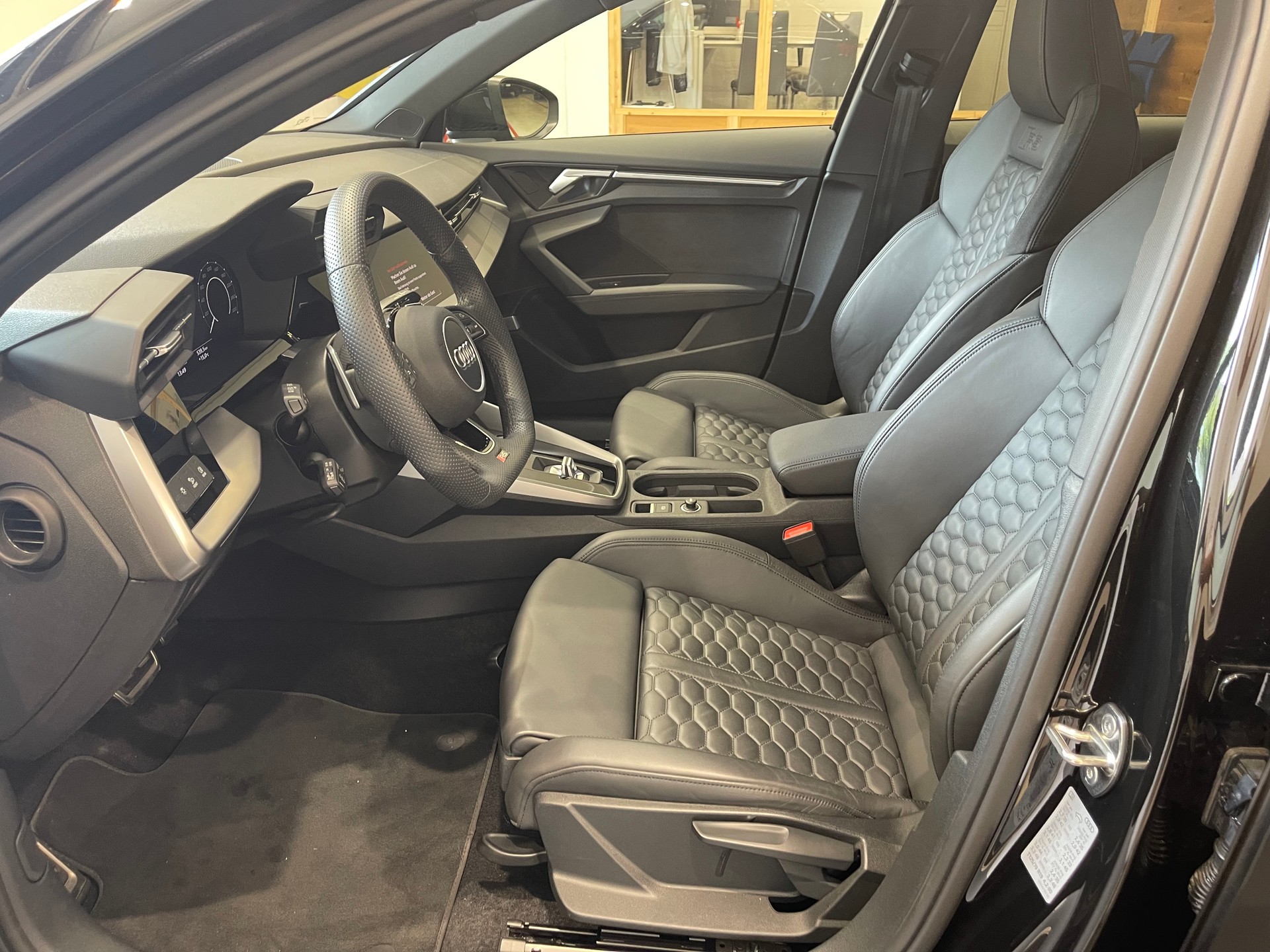 AUDI RS3 Sportback 2.5 TSI quattro S-tronic-image-6