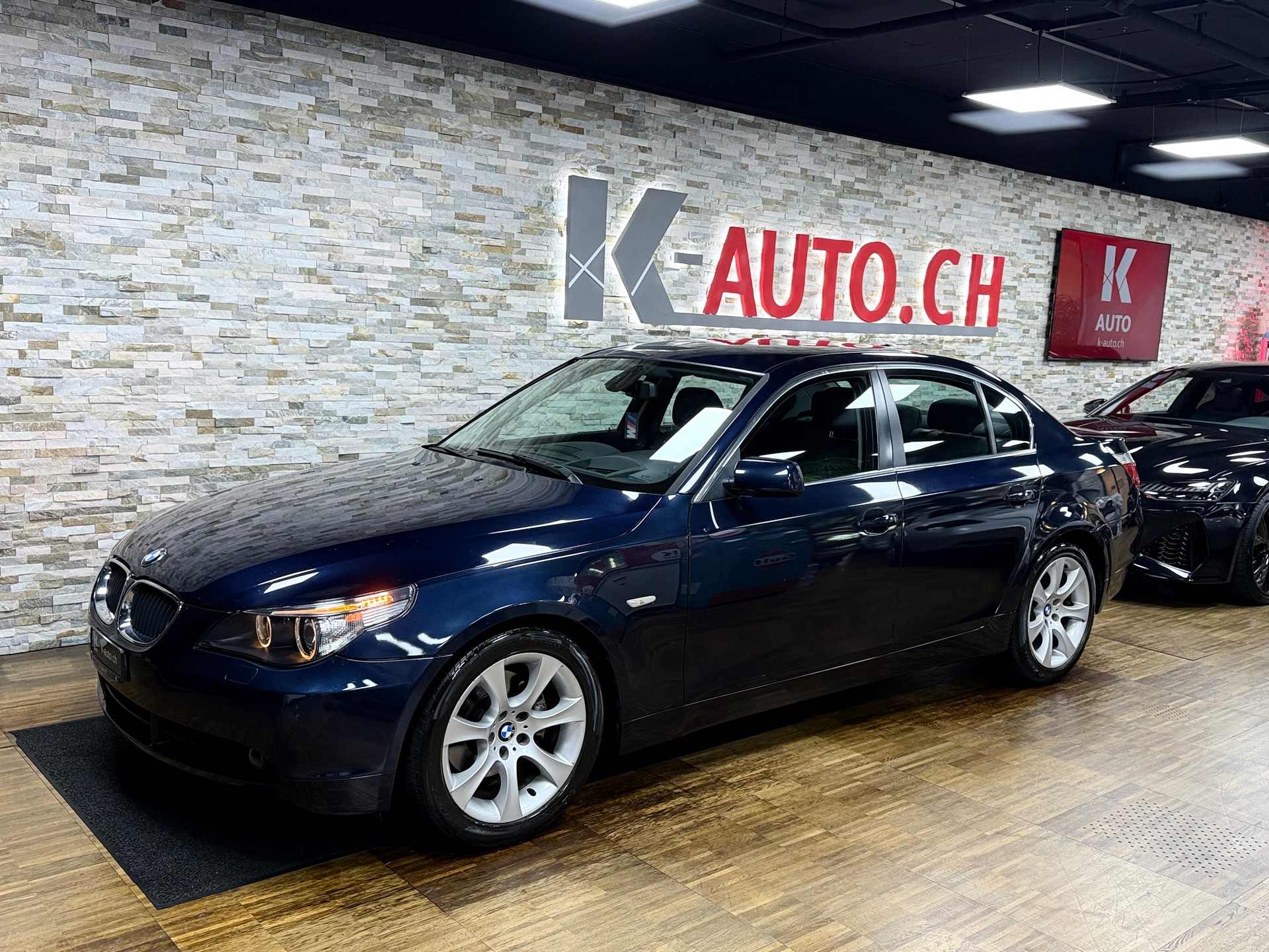 BMW 530i - SMG-showroom-element-1