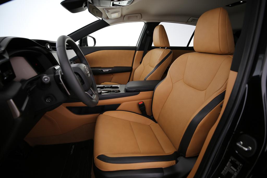LEXUS RZ 450e Comfort-showroom-element-3