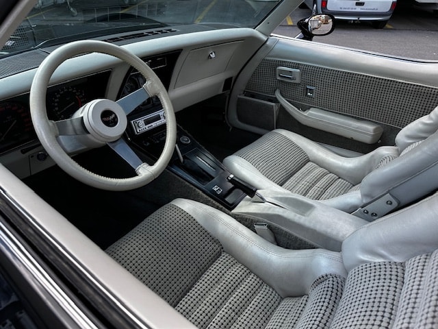 CHEVROLET CORVETTE C3 L-82-showroom-element-3
