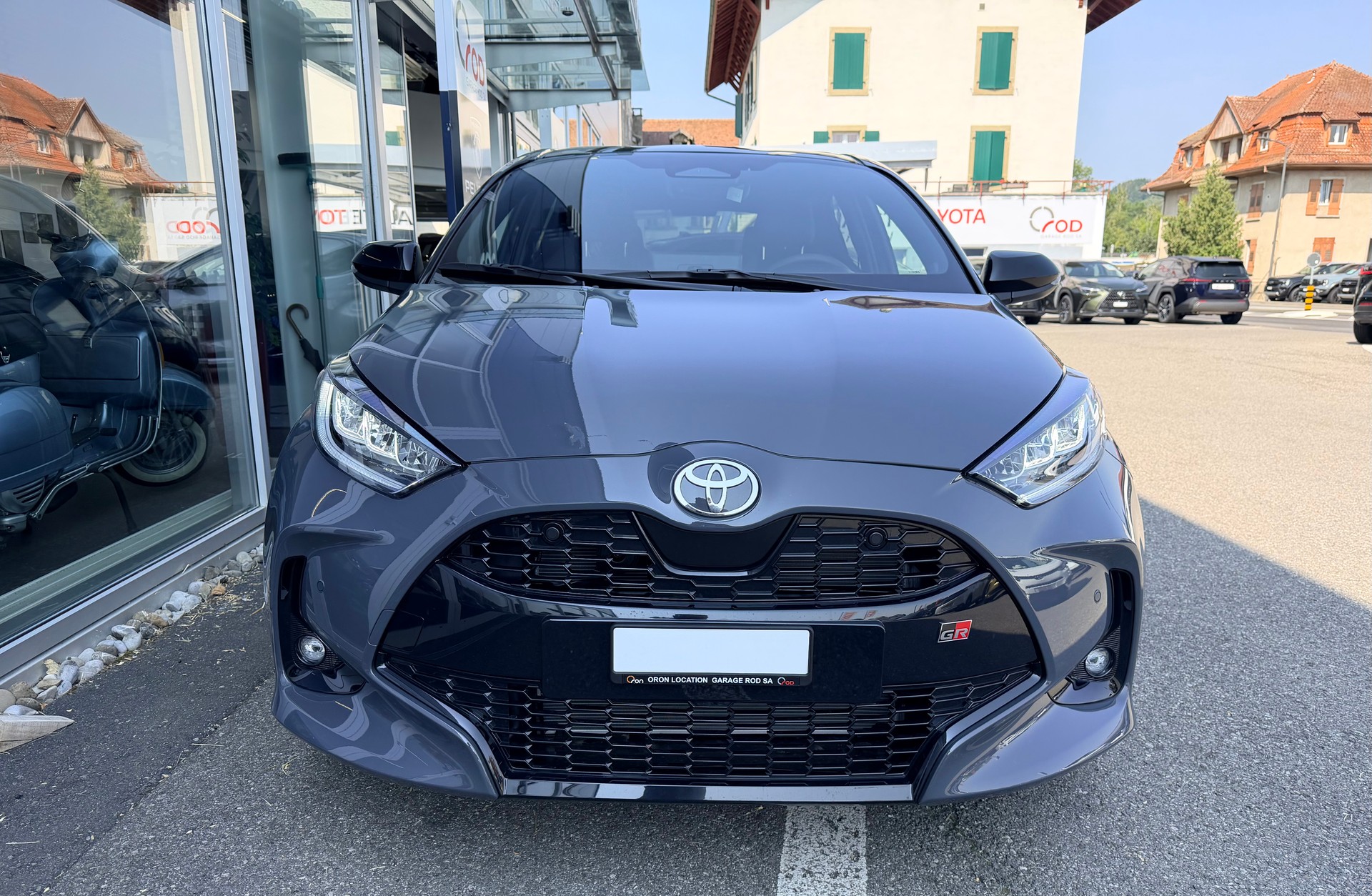TOYOTA Yaris 1.5 GR Sport e-CVT-showroom-element-1
