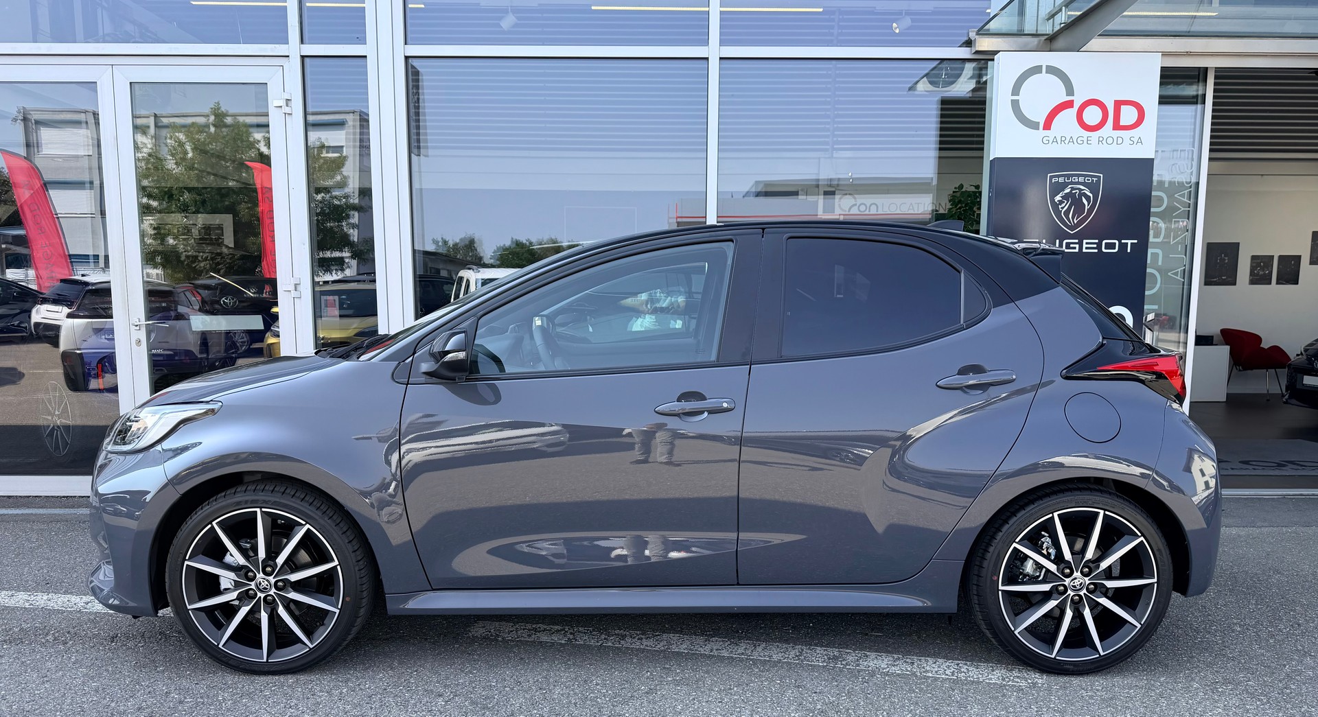TOYOTA Yaris 1.5 GR Sport e-CVT-showroom-element-2