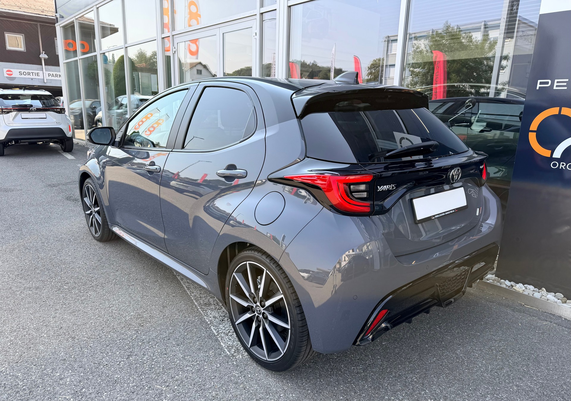 TOYOTA Yaris 1.5 GR Sport e-CVT-showroom-element-3
