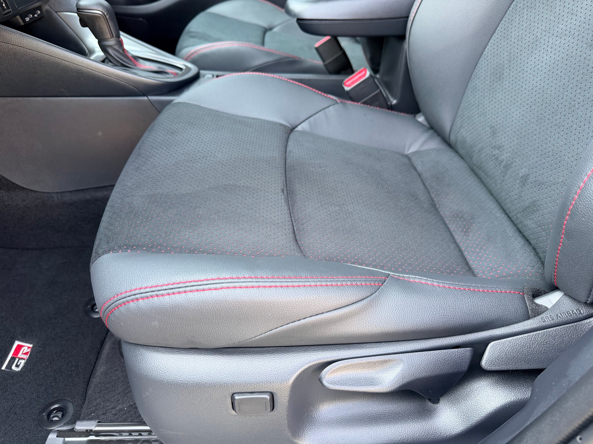 TOYOTA Yaris 1.5 GR Sport e-CVT-image-13