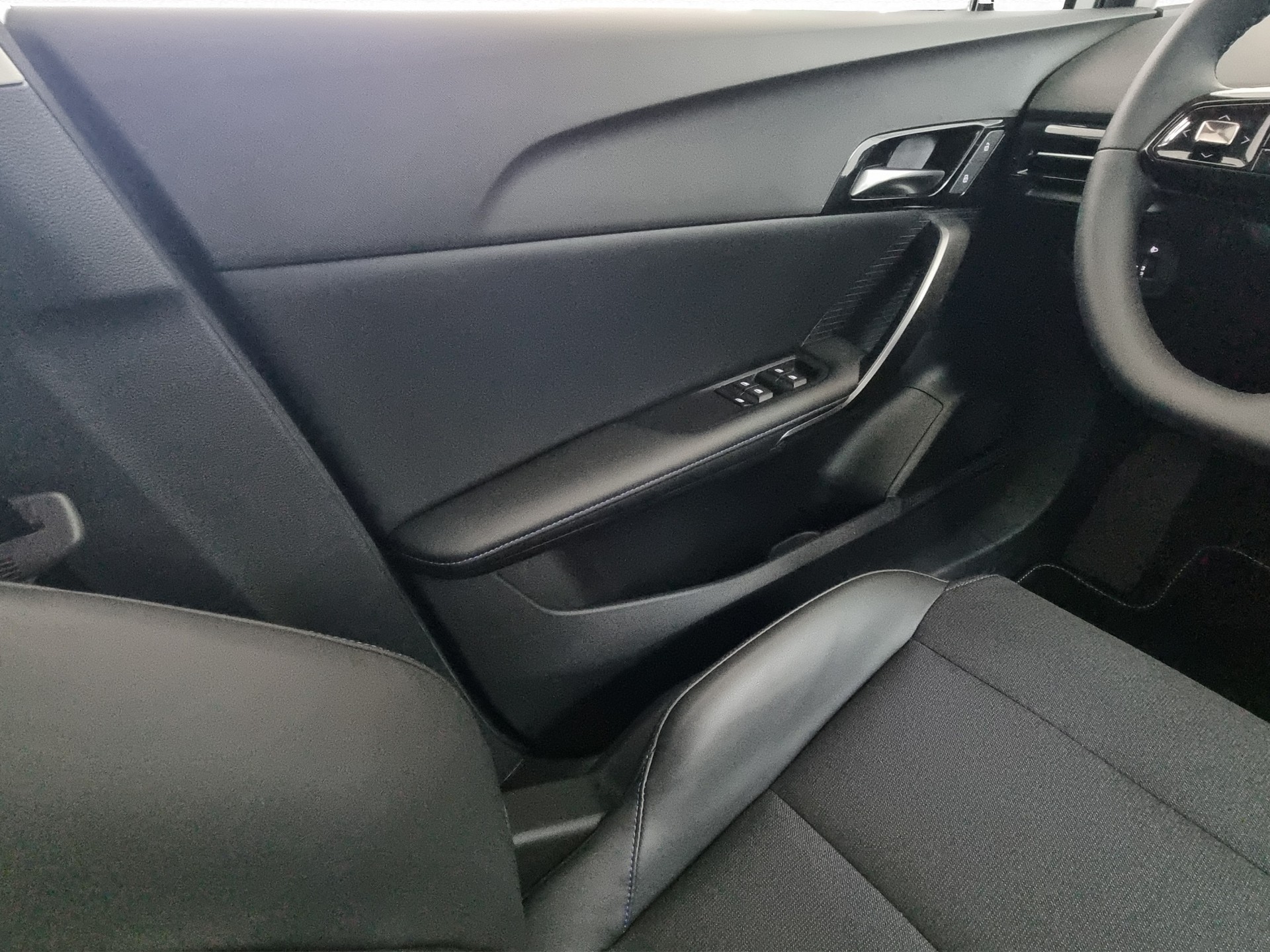 MG MG4 Luxury 64kWh-image-11