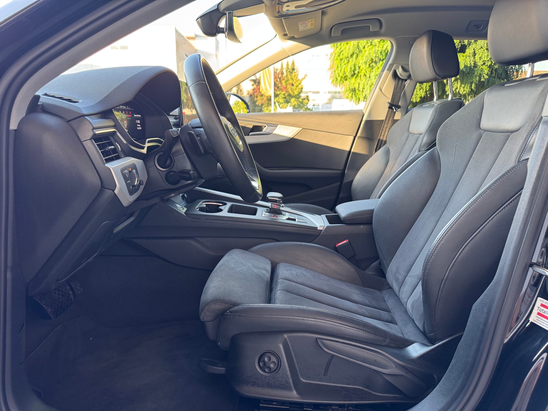 AUDI A4 Avant 40 TDI Attraction quattro S-tronic-image-10