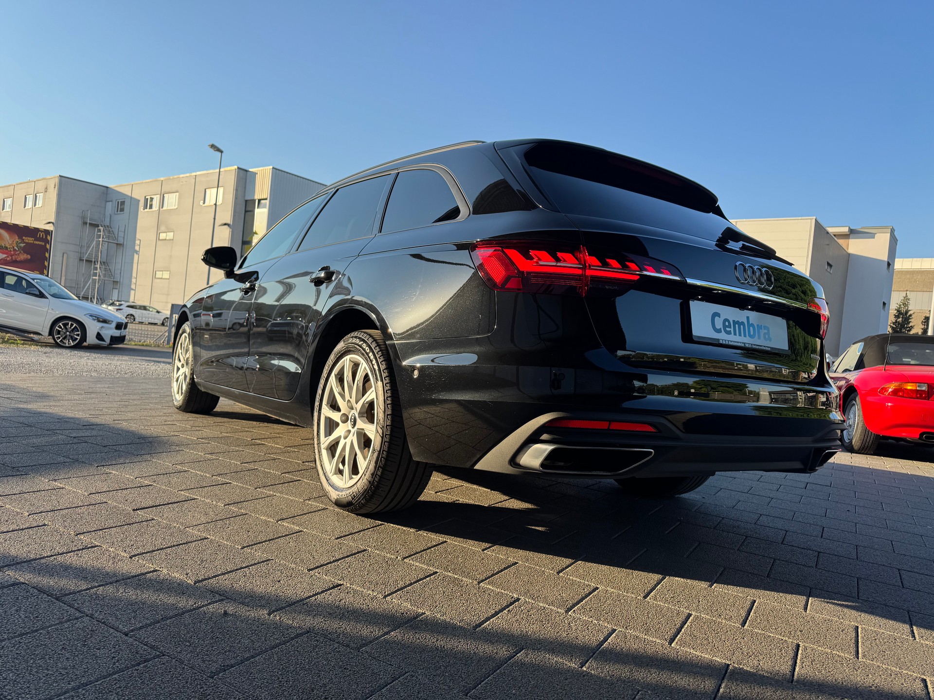 AUDI A4 Avant 40 TDI Attraction quattro S-tronic-image-8