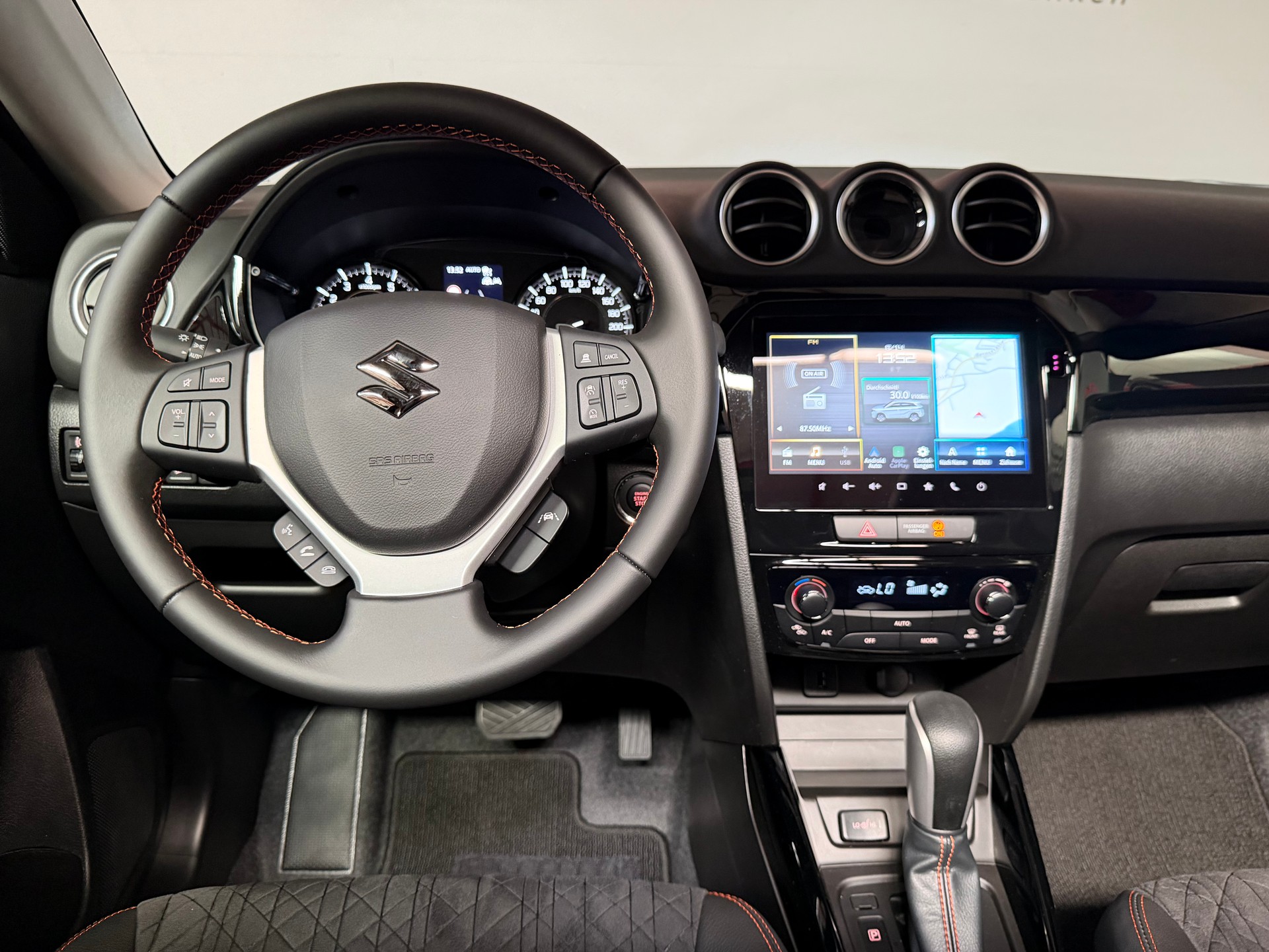 SUZUKI Vitara 1.4 Boosterjet Black Edition Top 4x4 Hybrid Automatic-image-17