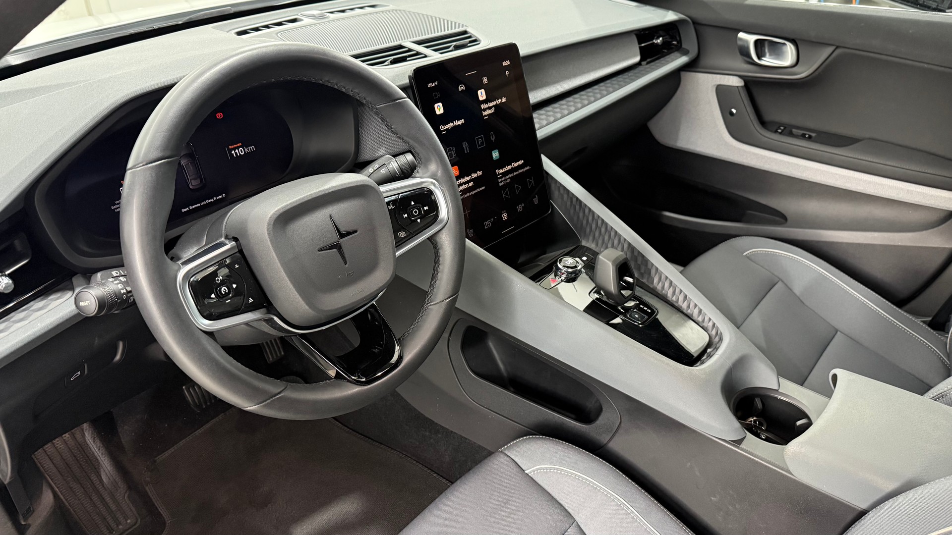 POLESTAR 2 Long Range Dual Motor-showroom-element-3