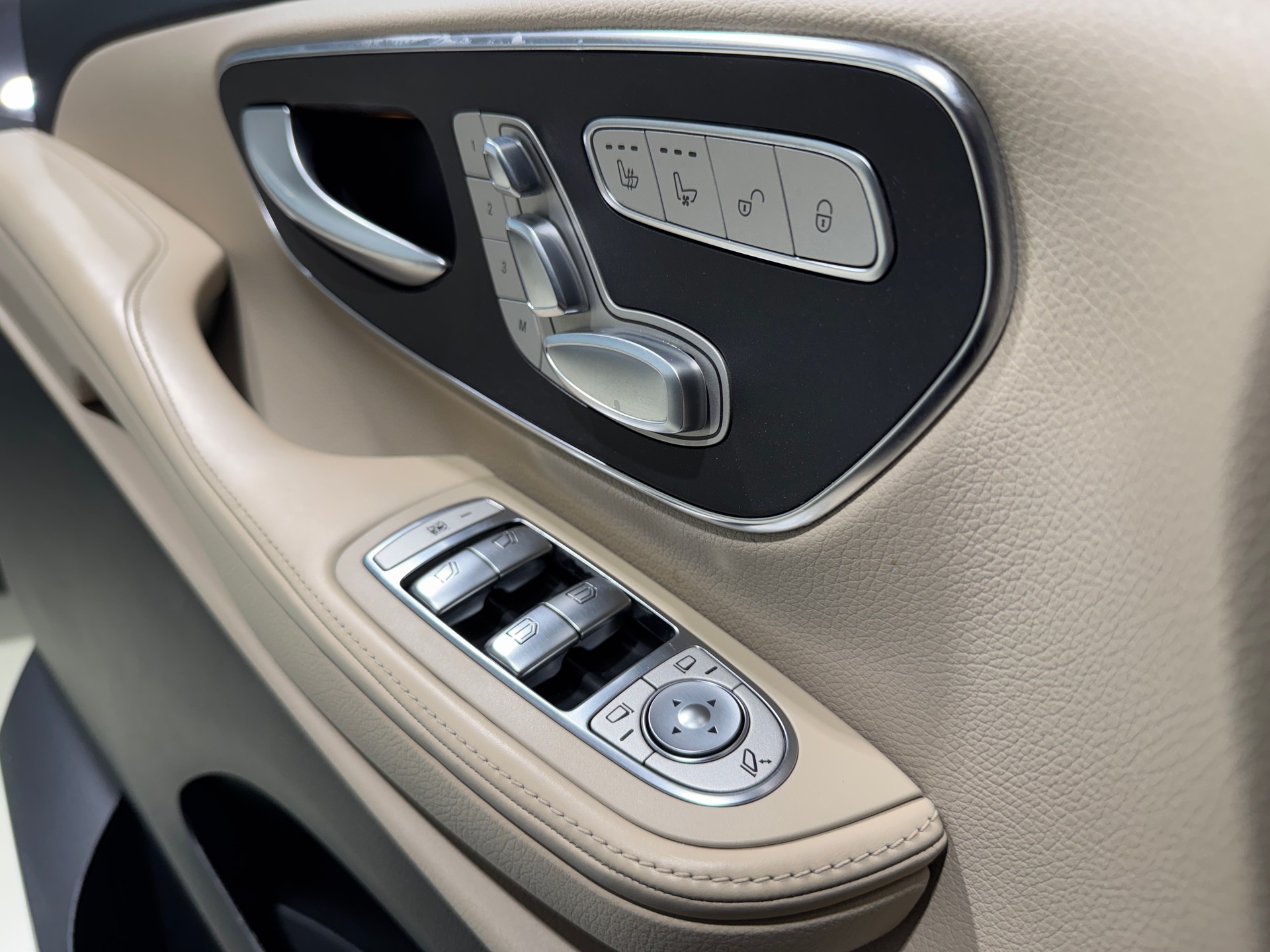 MERCEDES-BENZ V 250 d lang Exclusive 9G-Tronic-image-23