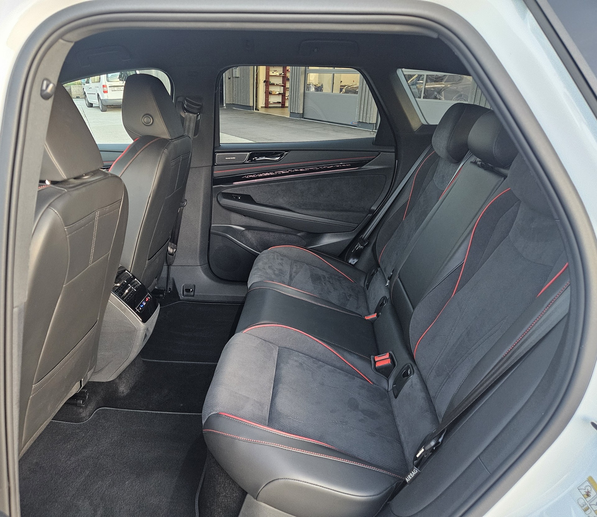 VW ID.7 Tourer GTX 86 kWh United 4 Motion mit Anhängerkupplung-image-28