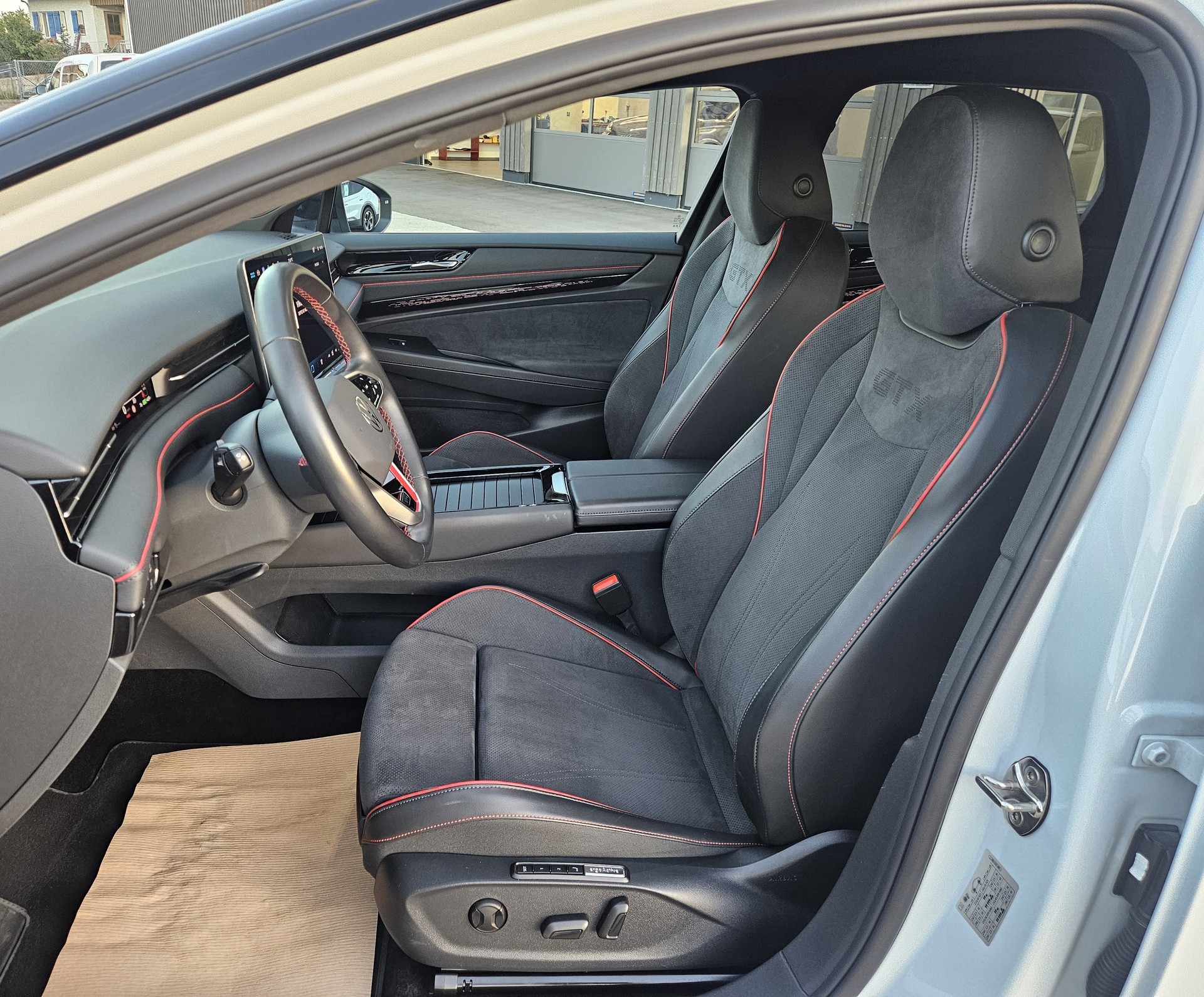 VW ID.7 Tourer GTX 86 kWh United 4 Motion mit Anhängerkupplung-image-12