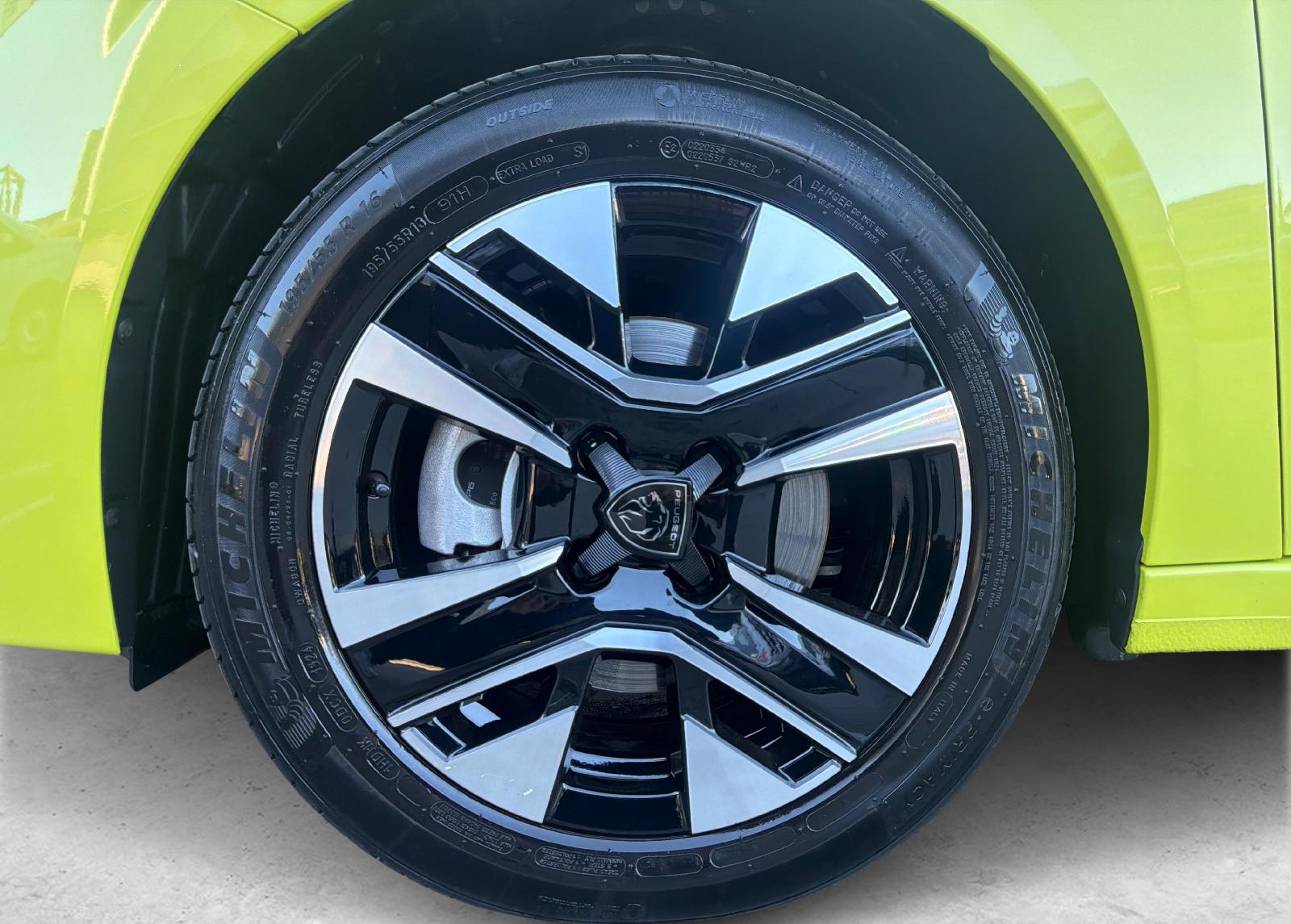 PEUGEOT 208 1.2 PureTech 100 Allure-image-9