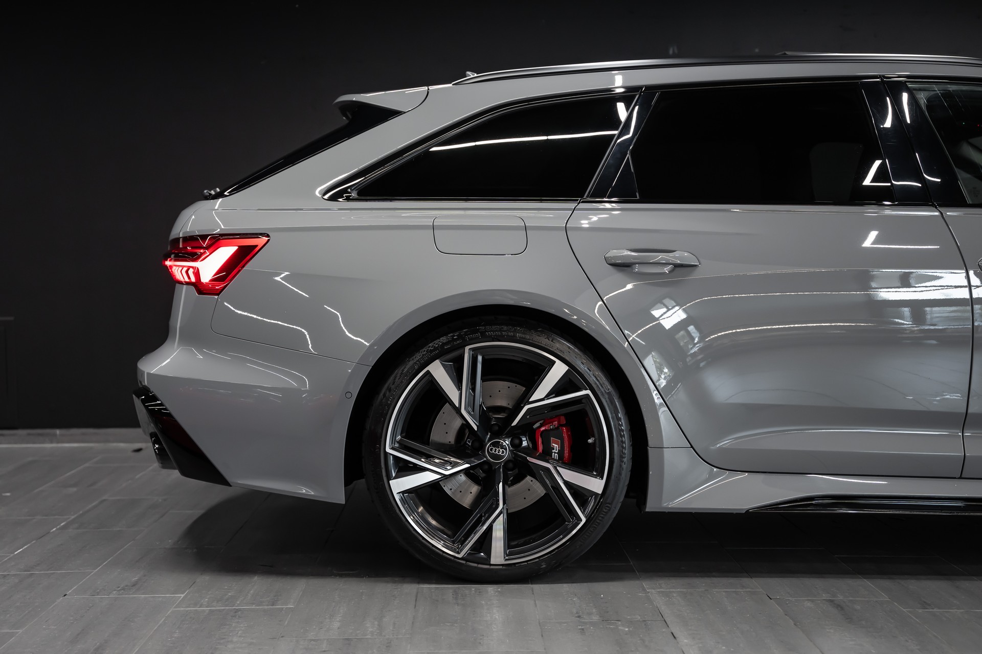 AUDI RS6 Avant 4.0 TFSI V8 Performance / CH Auto / Audi Werksgarantie / Gratis Service / Sitzkühlung / Bang & Olufsen uvm...-image-4