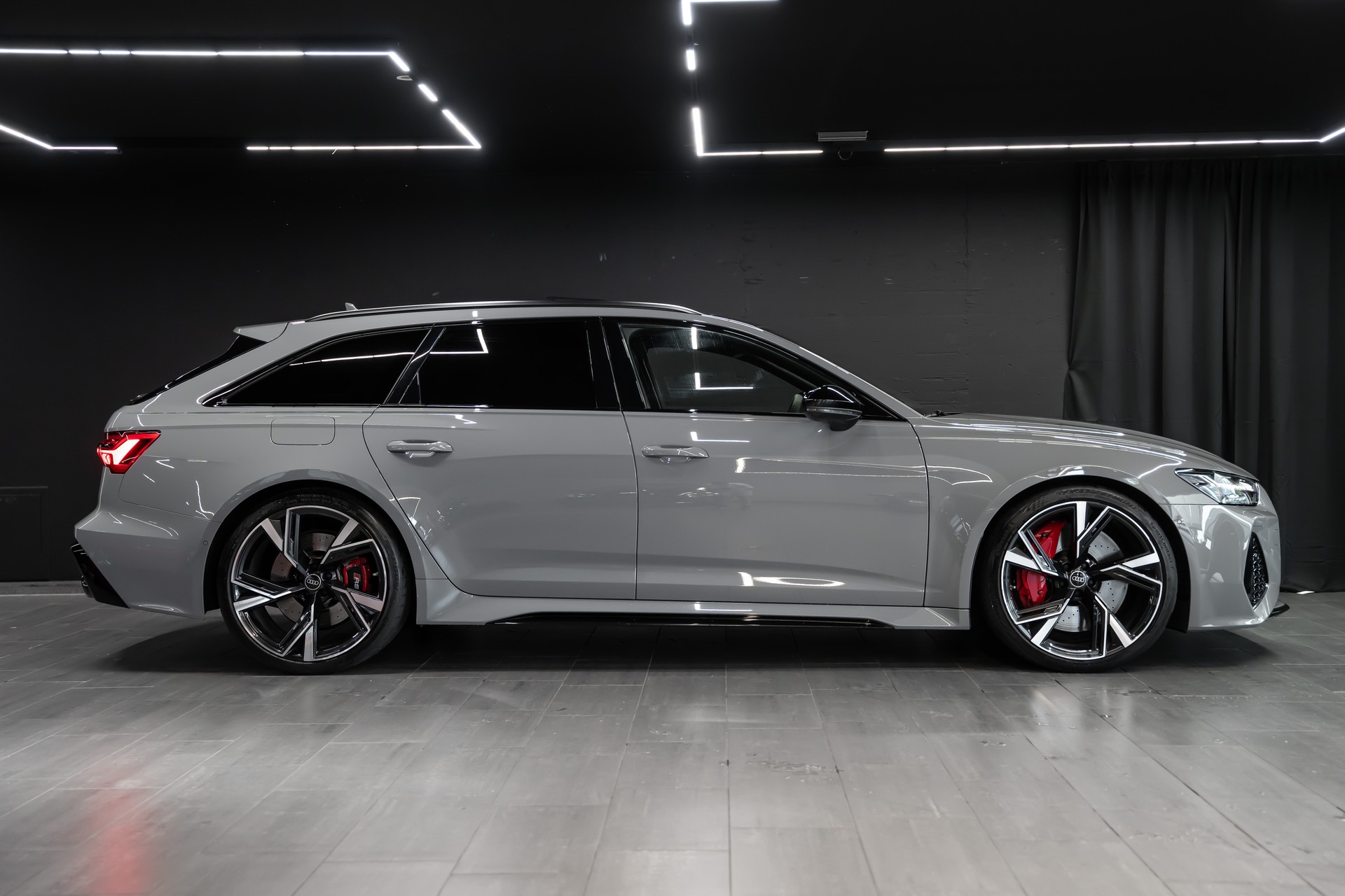 AUDI RS6 Avant 4.0 TFSI V8 Performance / CH Auto / Audi Werksgarantie / Gratis Service / Sitzkühlung / Bang & Olufsen uvm...-image-2