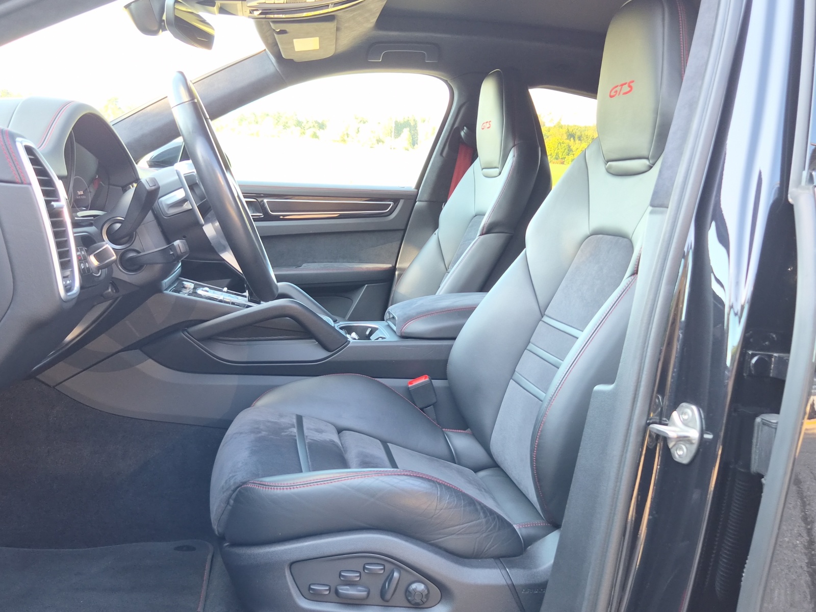 PORSCHE Cayenne Coupé 4.0 V8 GTS-image-6