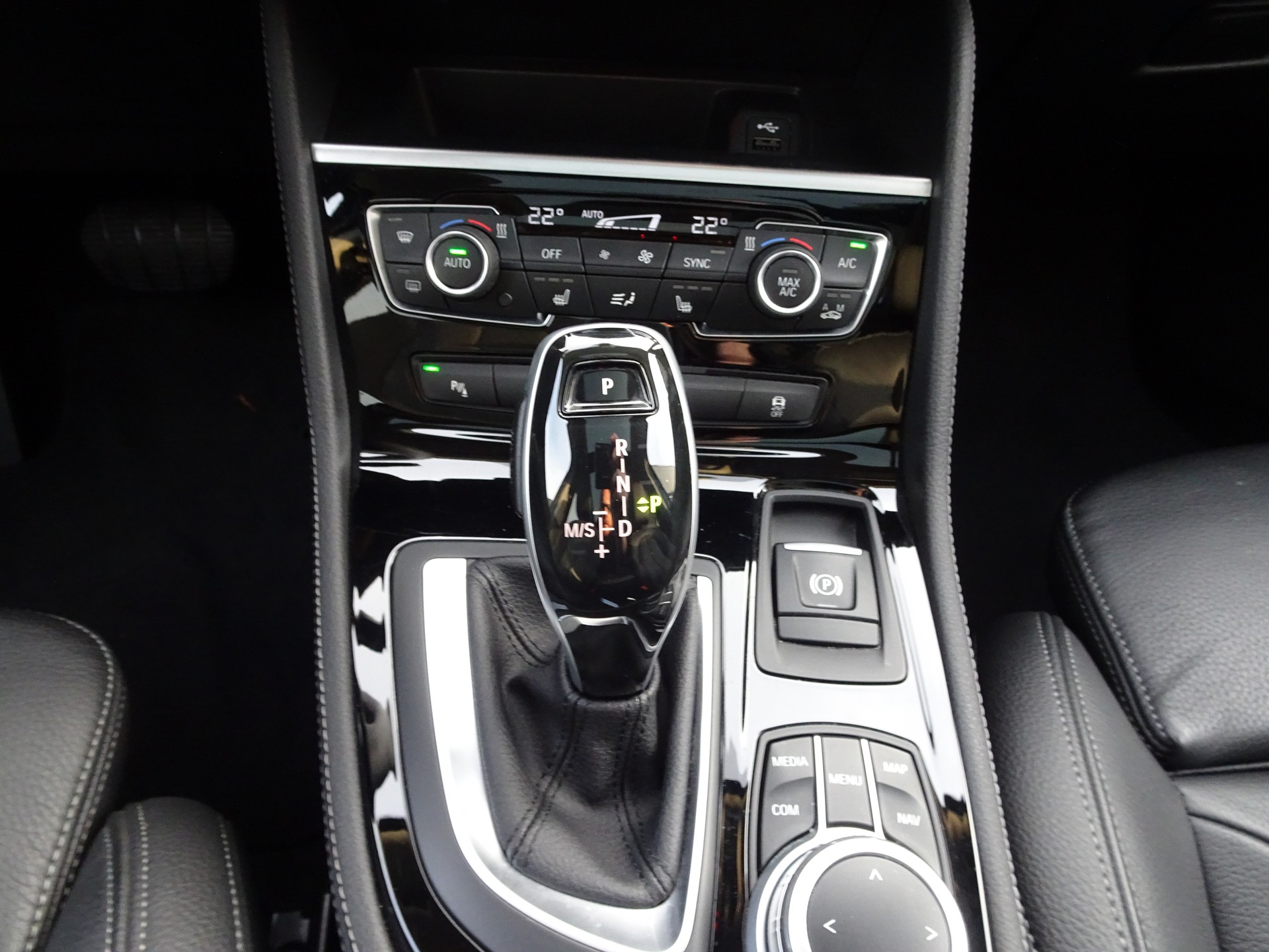 BMW 218d xDrive Active Tourer Steptronic Sport Line-image-12