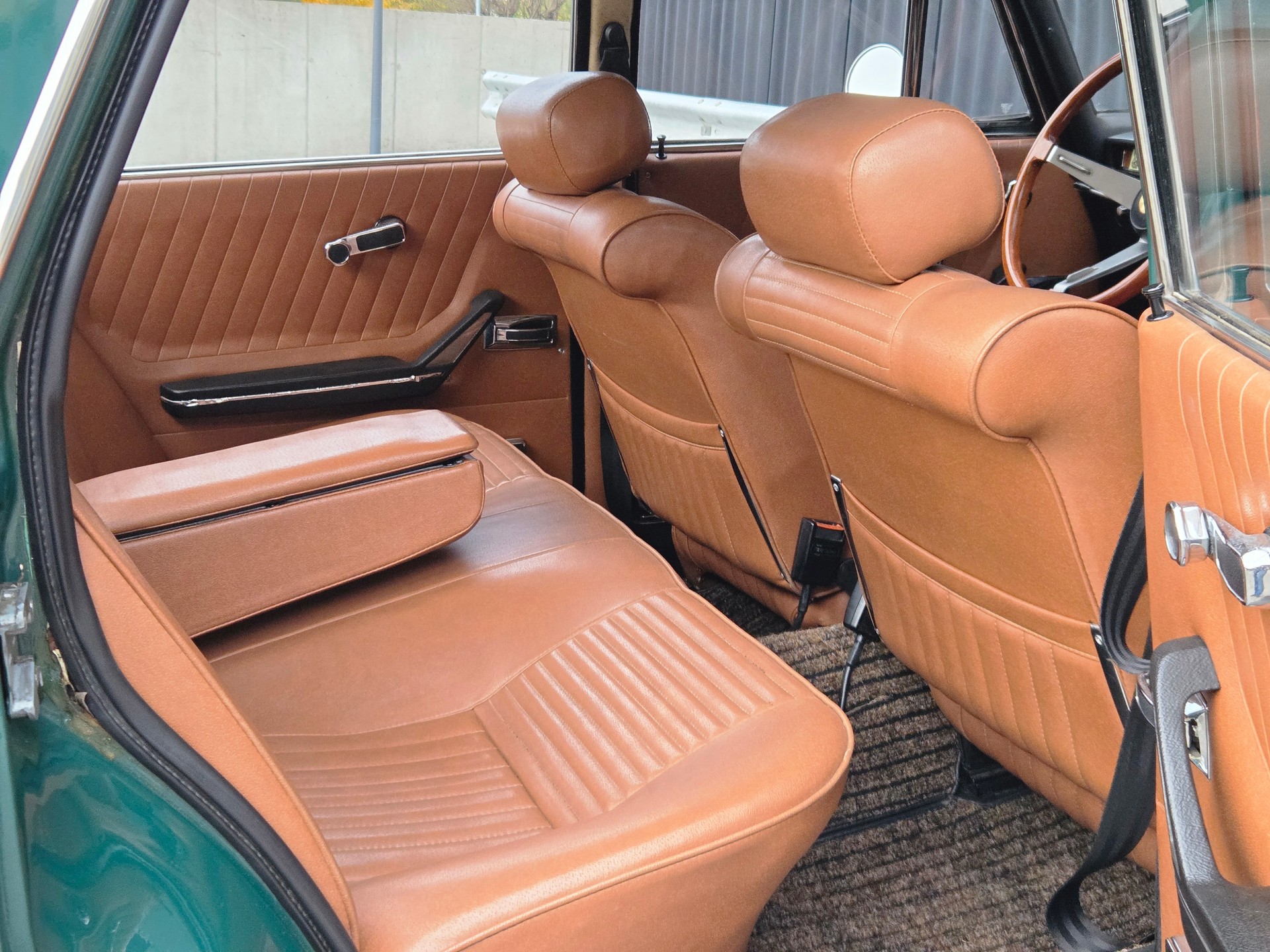 ALFA ROMEO 2000 Berlina - rare - excellent état d'origine - belle combinaison couleurs - historique disponible - expertisée vétéran 08.24.-image-13