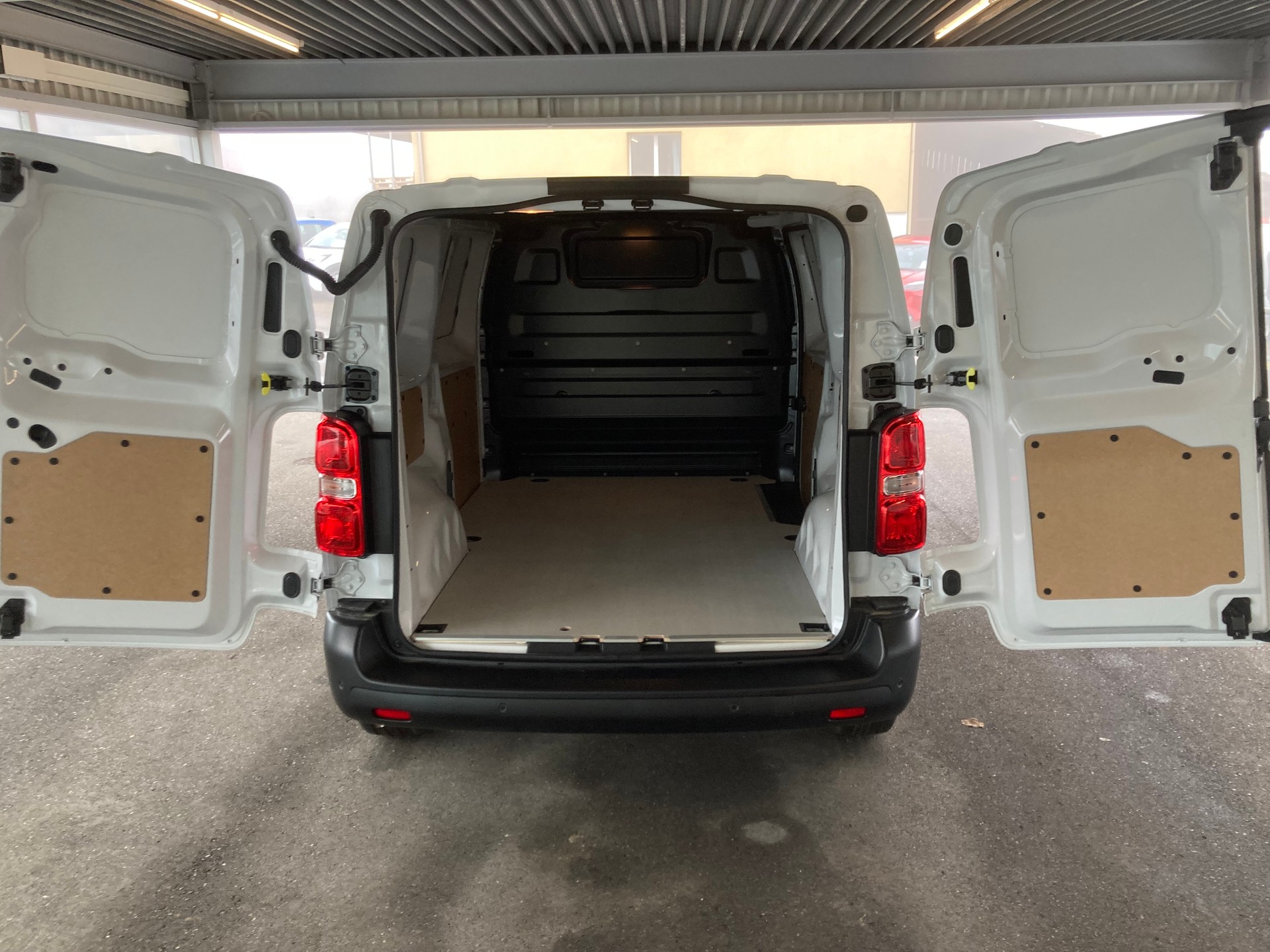 PEUGEOT Expert 1.5 BlueHDi 120 Standard (L1)-image-8