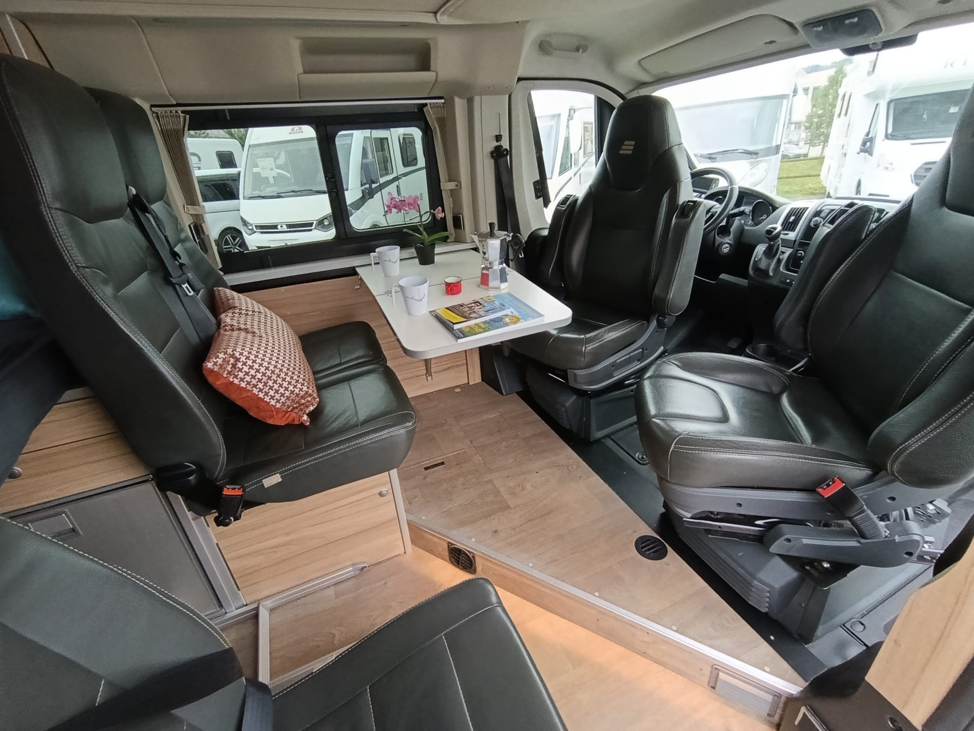 HYMER ***kleinster Camper aller Zeiten ***4.96M Länge*Automat*5-Plätzer mit Ledersitze*AHK 2500Kg*Solar*Dieselheizung* Aussendusche*-image-13
