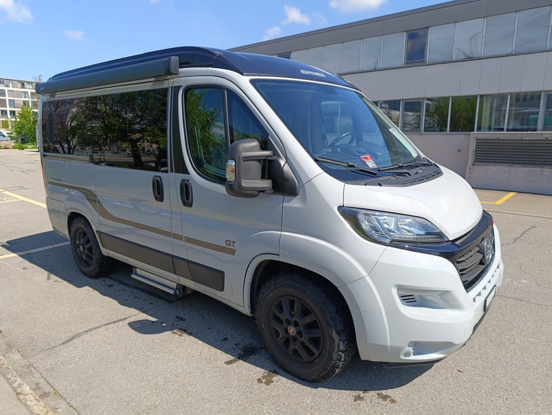 HYMER ***kleinster Camper aller Zeiten ***4.96M Länge*Automat*5-Plätzer mit Ledersitze*AHK 2500Kg*Solar*Dieselheizung* Aussendusche*-image-4