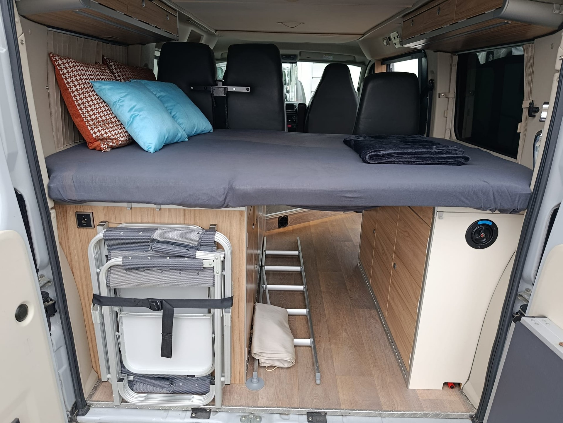 HYMER ***kleinster Camper aller Zeiten ***4.96M Länge*Automat*5-Plätzer mit Ledersitze*AHK 2500Kg*Solar*Dieselheizung* Aussendusche*-showroom-element-3