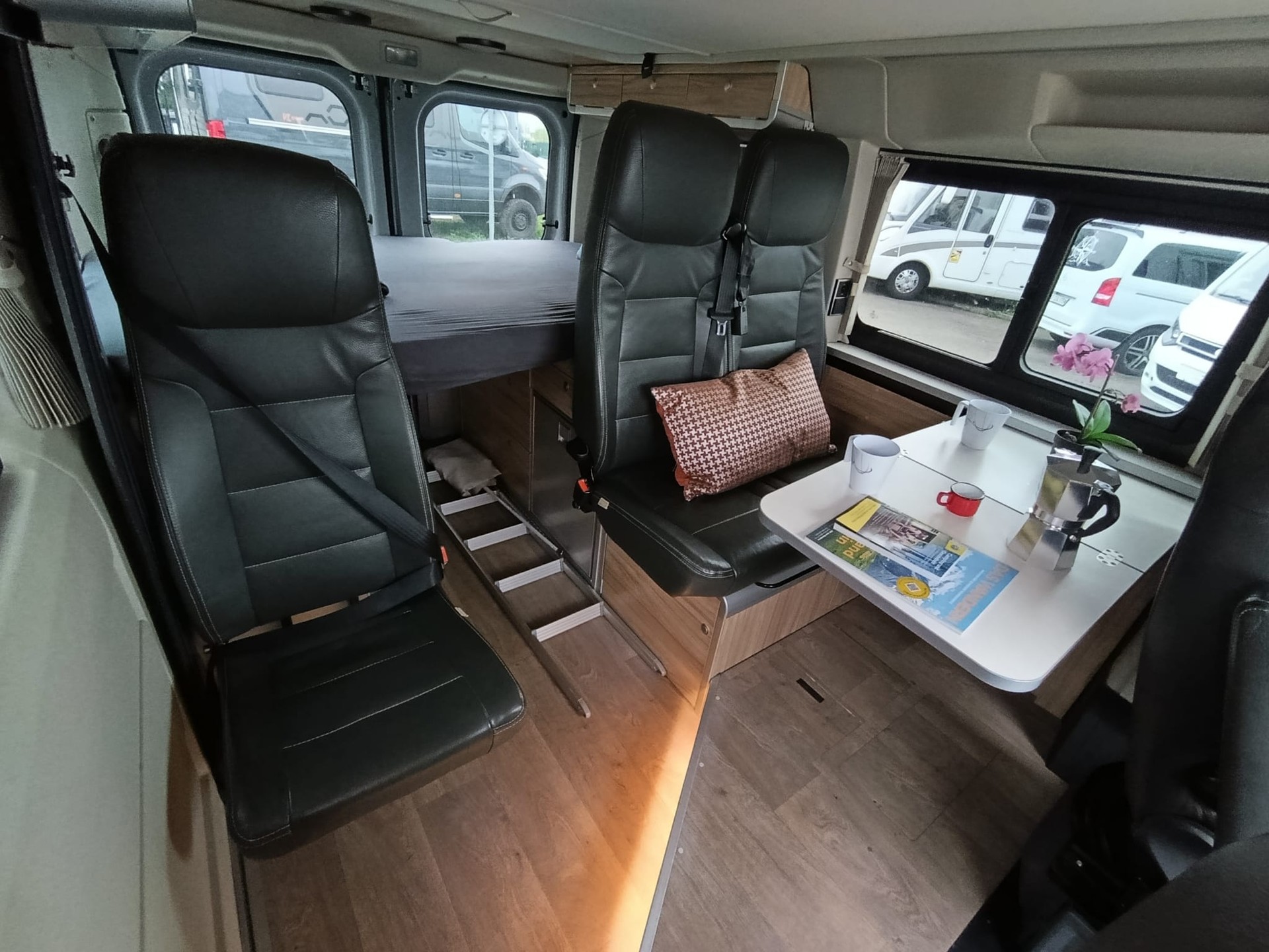 HYMER ***kleinster Camper aller Zeiten ***4.96M Länge*Automat*5-Plätzer mit Ledersitze*AHK 2500Kg*Solar*Dieselheizung* Aussendusche*-showroom-element-1